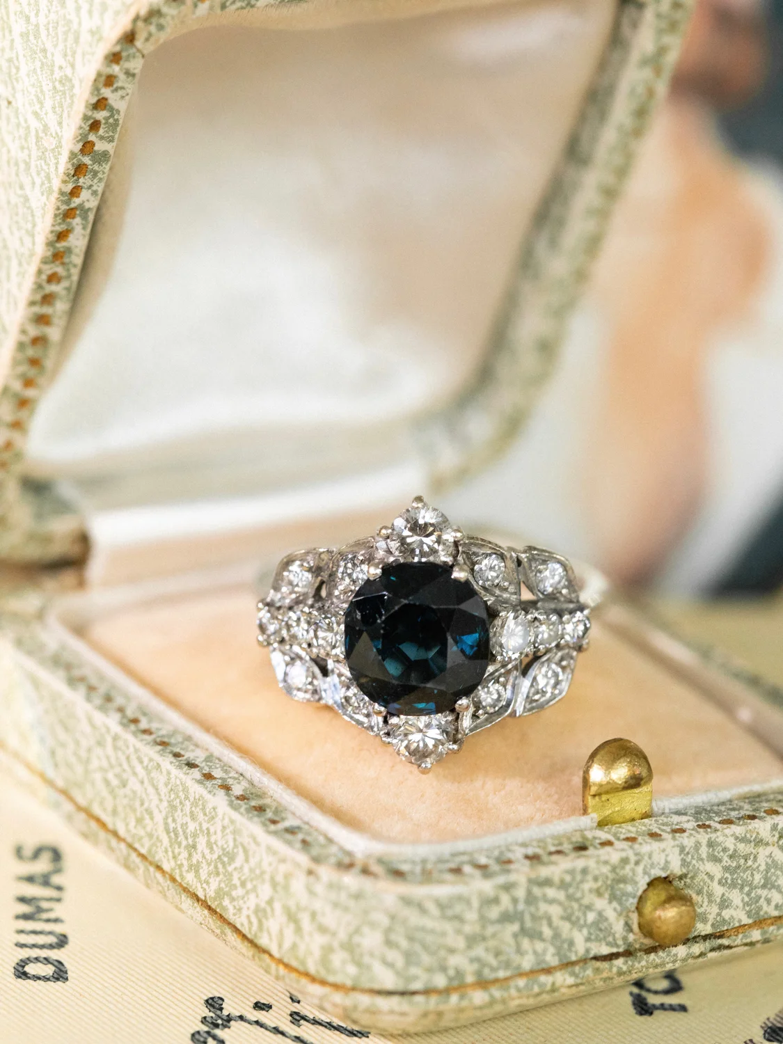 LA ORPHÉA, sublime et envoûtante bague de style Art Déco en or blanc 18 carats, saphir et diamants 💫