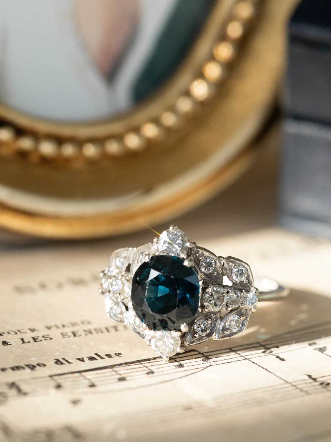LA ORPHÉA, sublime et envoûtante bague de style Art Déco en or blanc 18 carats, saphir et diamants 💫