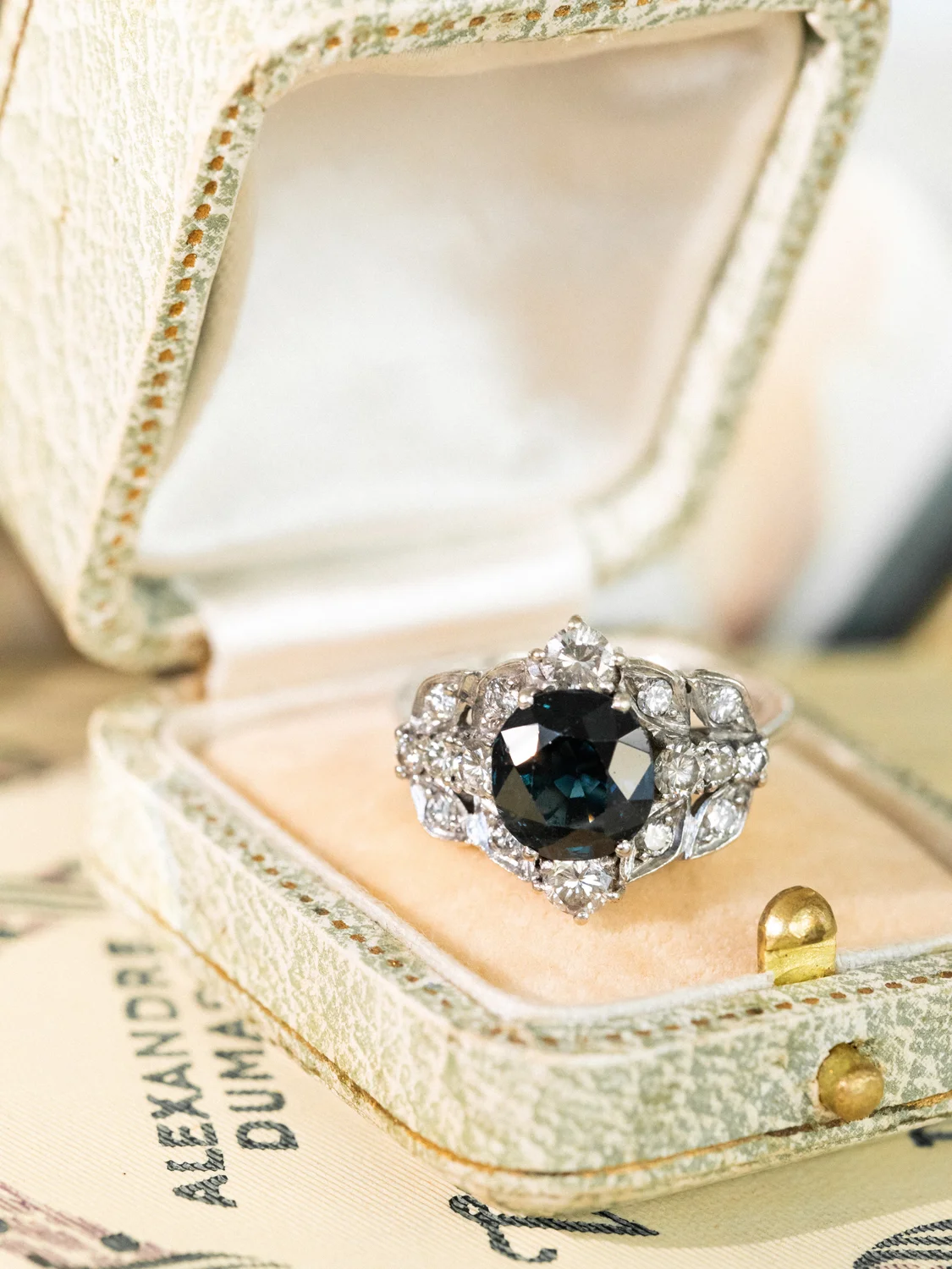 LA ORPHÉA, sublime et envoûtante bague de style Art Déco en or blanc 18 carats, saphir et diamants 💫