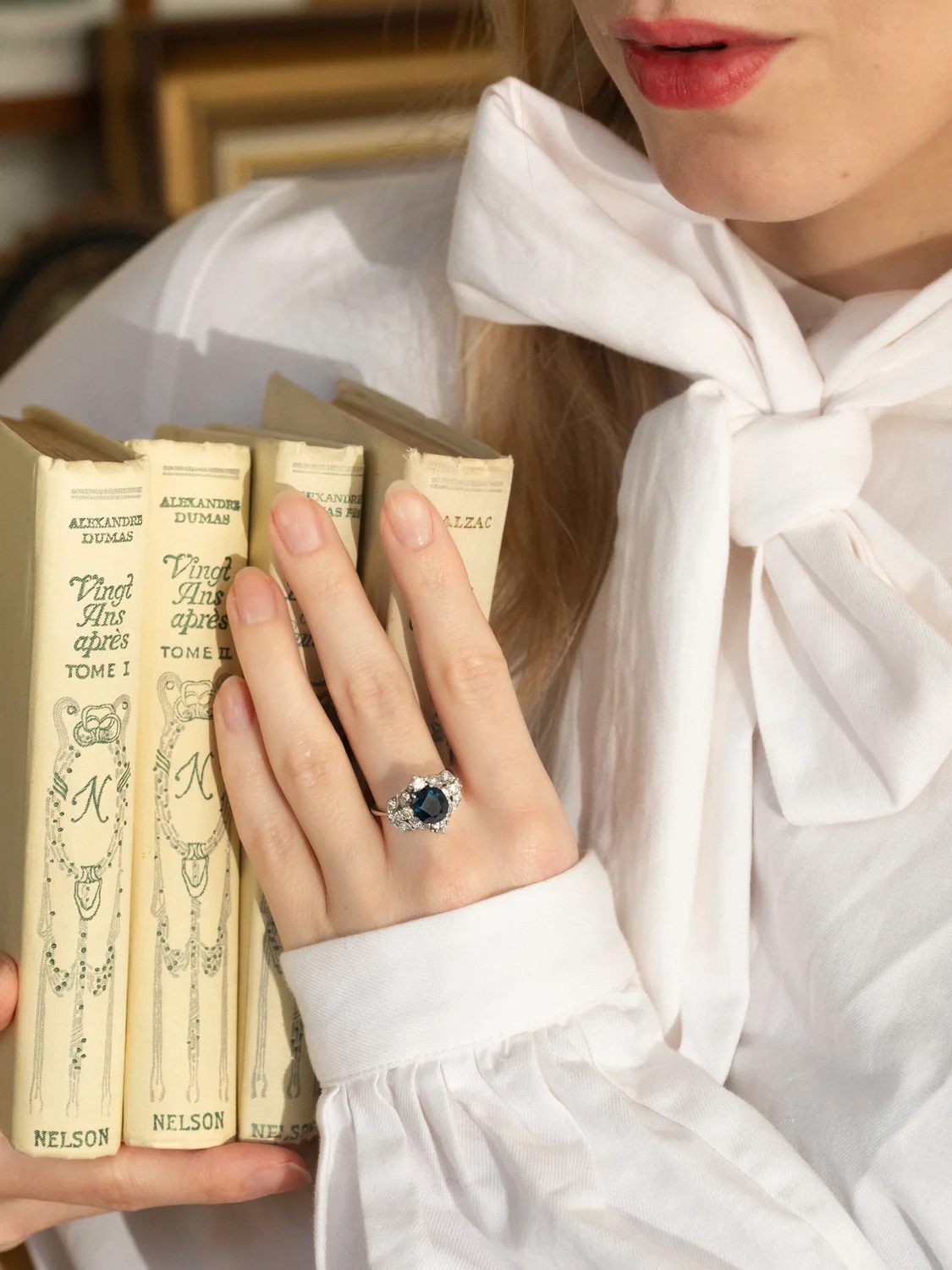 LA ORPHÉA, sublime et envoûtante bague de style Art Déco en or blanc 18 carats, saphir et diamants 💫