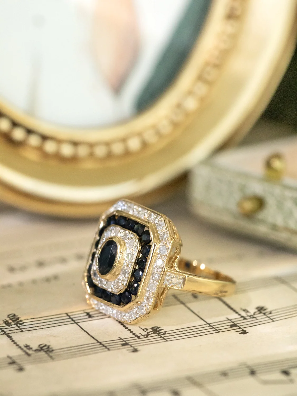 LA DORA, rare et sublime bague octogonale de style Art Déco en or 18 carats deux tons, saphir et triple entourage saphirs & diamants 💫