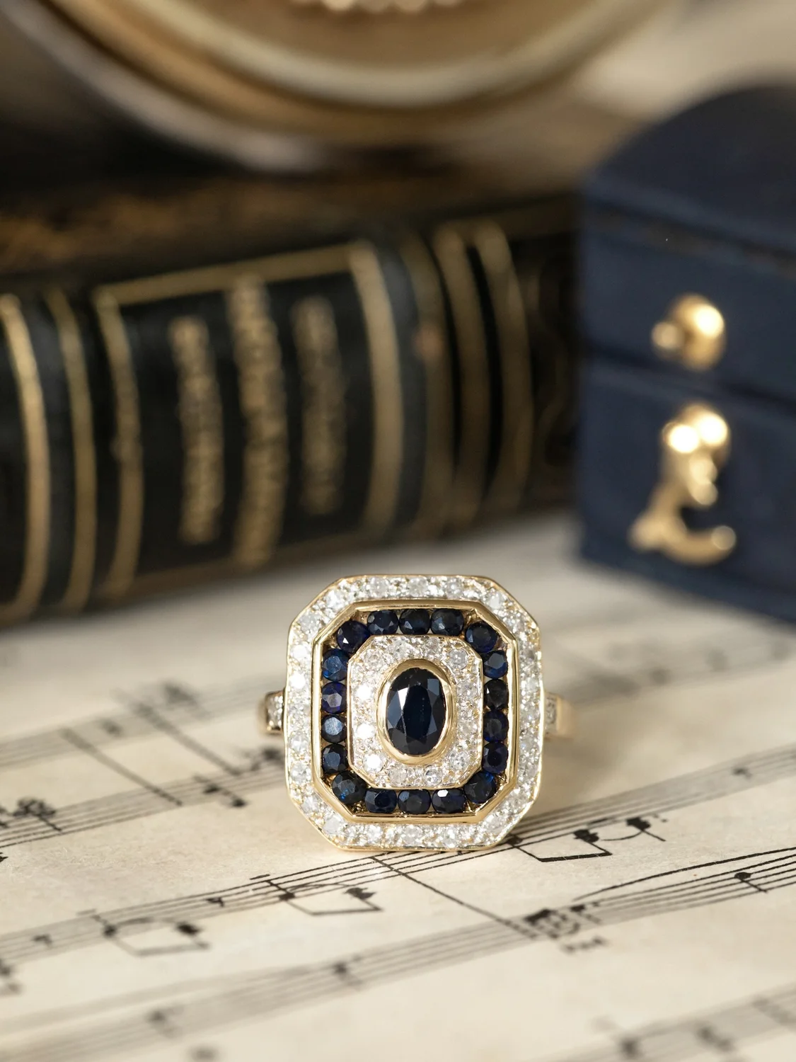 LA DORA, rare et sublime bague octogonale de style Art Déco en or 18 carats deux tons, saphir et triple entourage saphirs & diamants 💫
