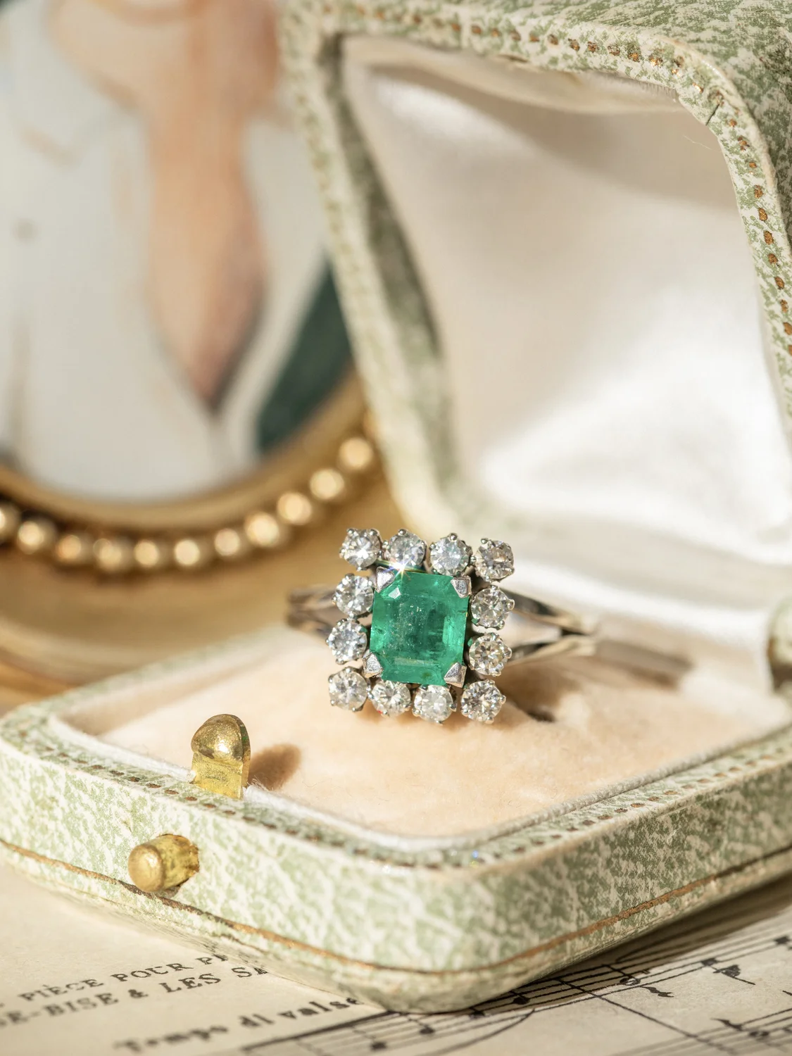 LA TARA, magnifique et lumineuse bague carrée en or 18 carats, platine, émeraude et diamants scintillants 💫
