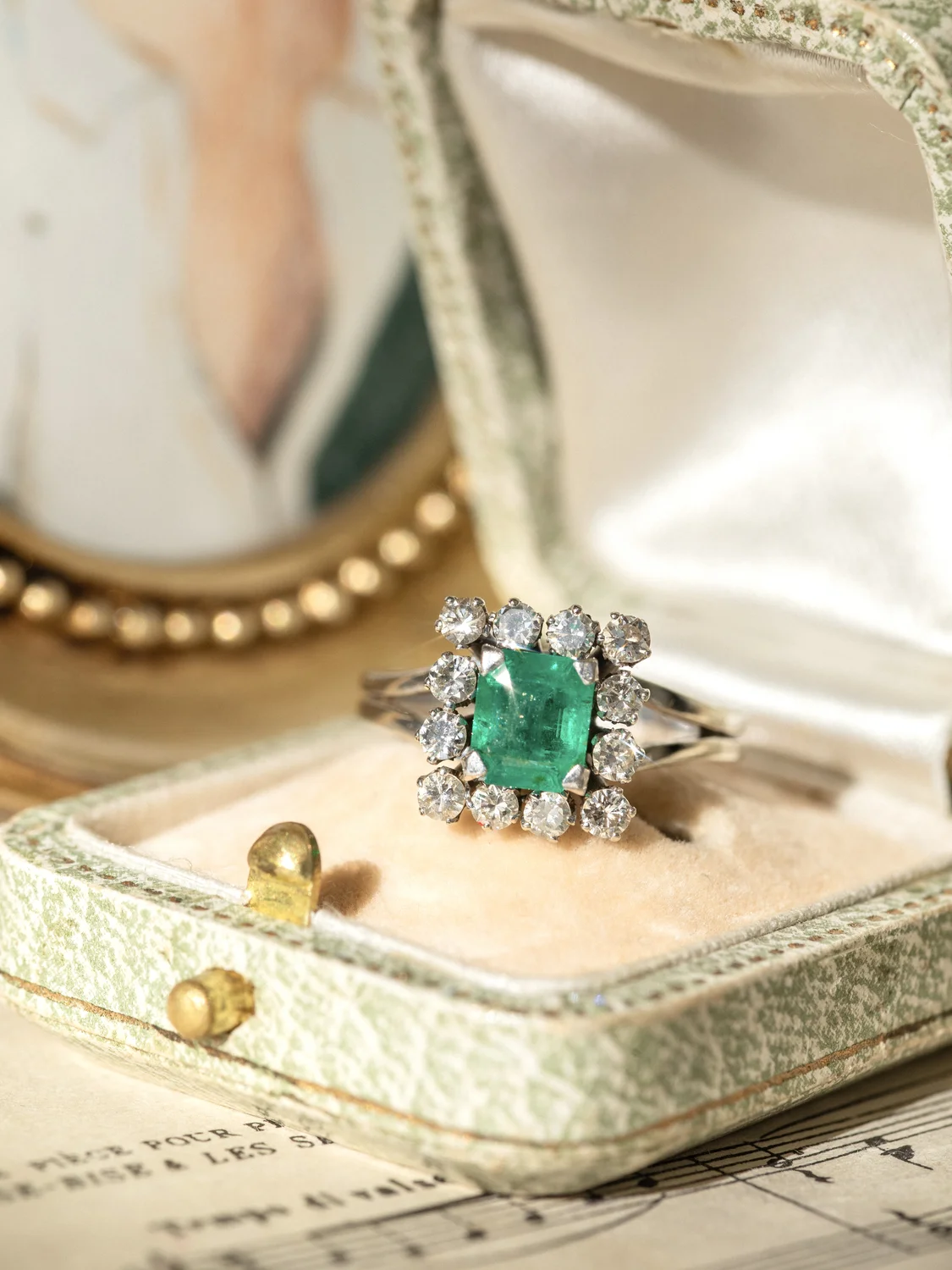 LA TARA, magnifique et lumineuse bague carrée en or 18 carats, platine, émeraude et diamants scintillants 💫