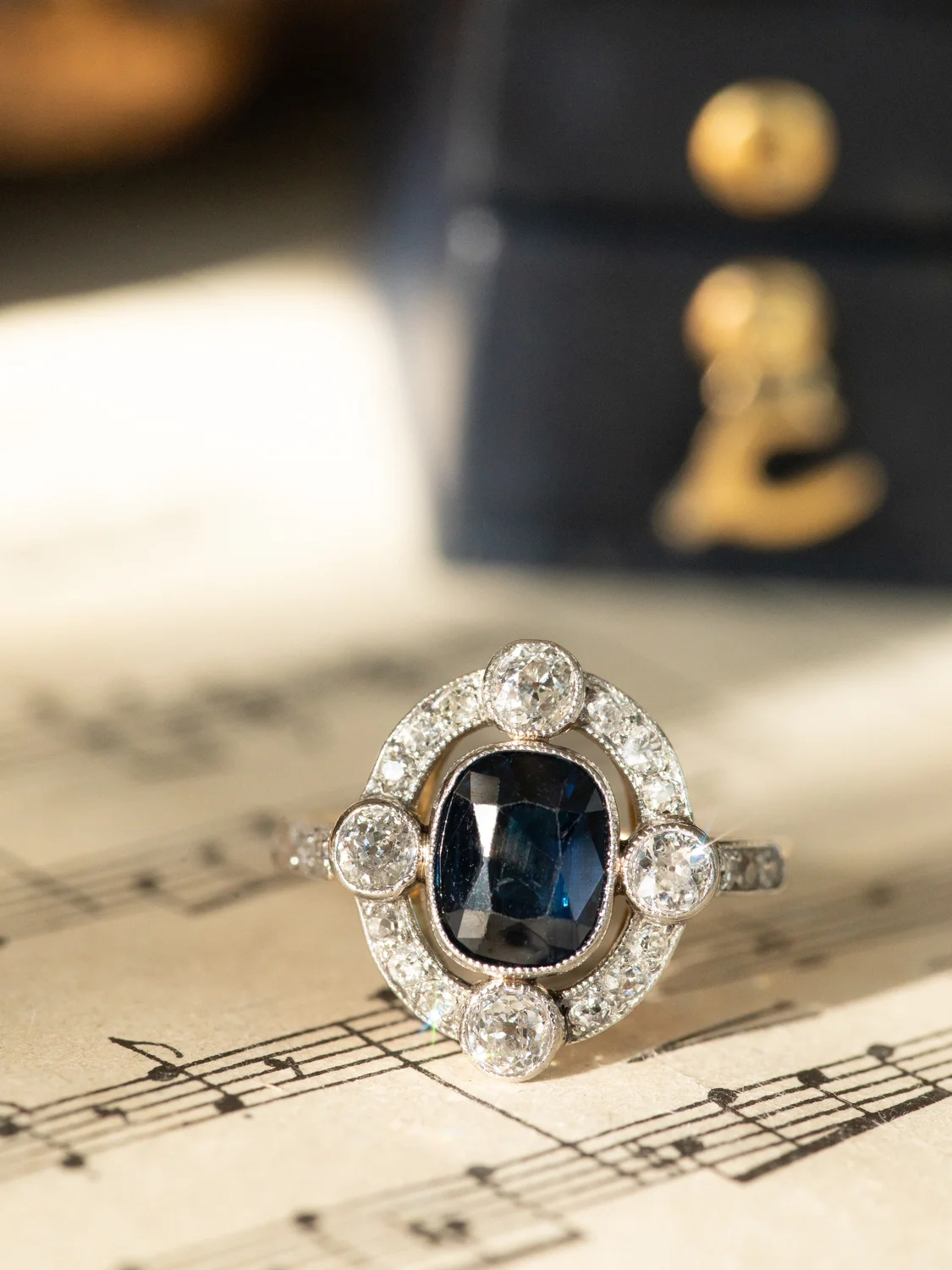 LA OPHÉLIA, sublime et mystérieuse bague Art Déco (circa 1920) en or 18 carats et platine, saphir de minuit & diamants 💫