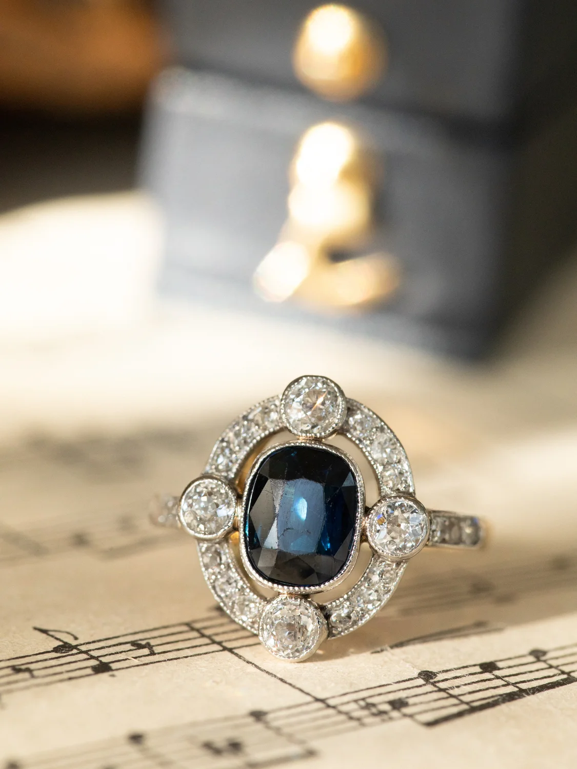 LA OPHÉLIA, sublime et mystérieuse bague Art Déco (circa 1920) en or 18 carats et platine, saphir de minuit & diamants 💫