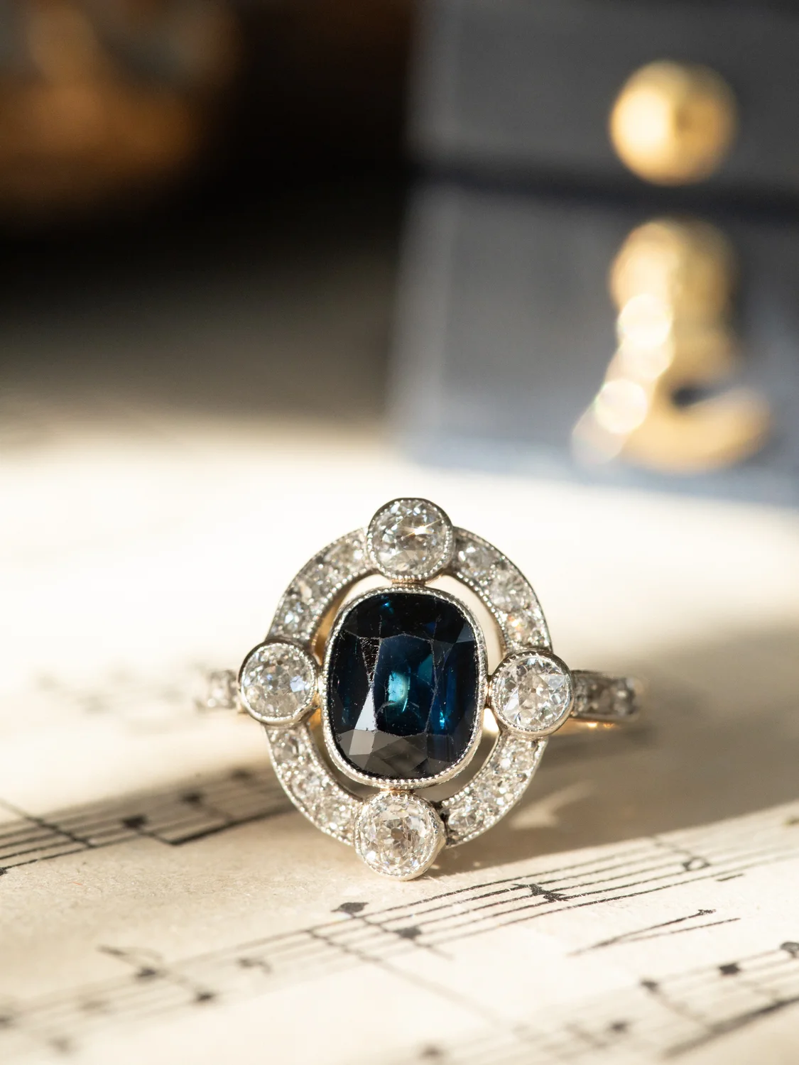 LA OPHÉLIA, sublime et mystérieuse bague Art Déco (circa 1920) en or 18 carats et platine, saphir de minuit & diamants 💫
