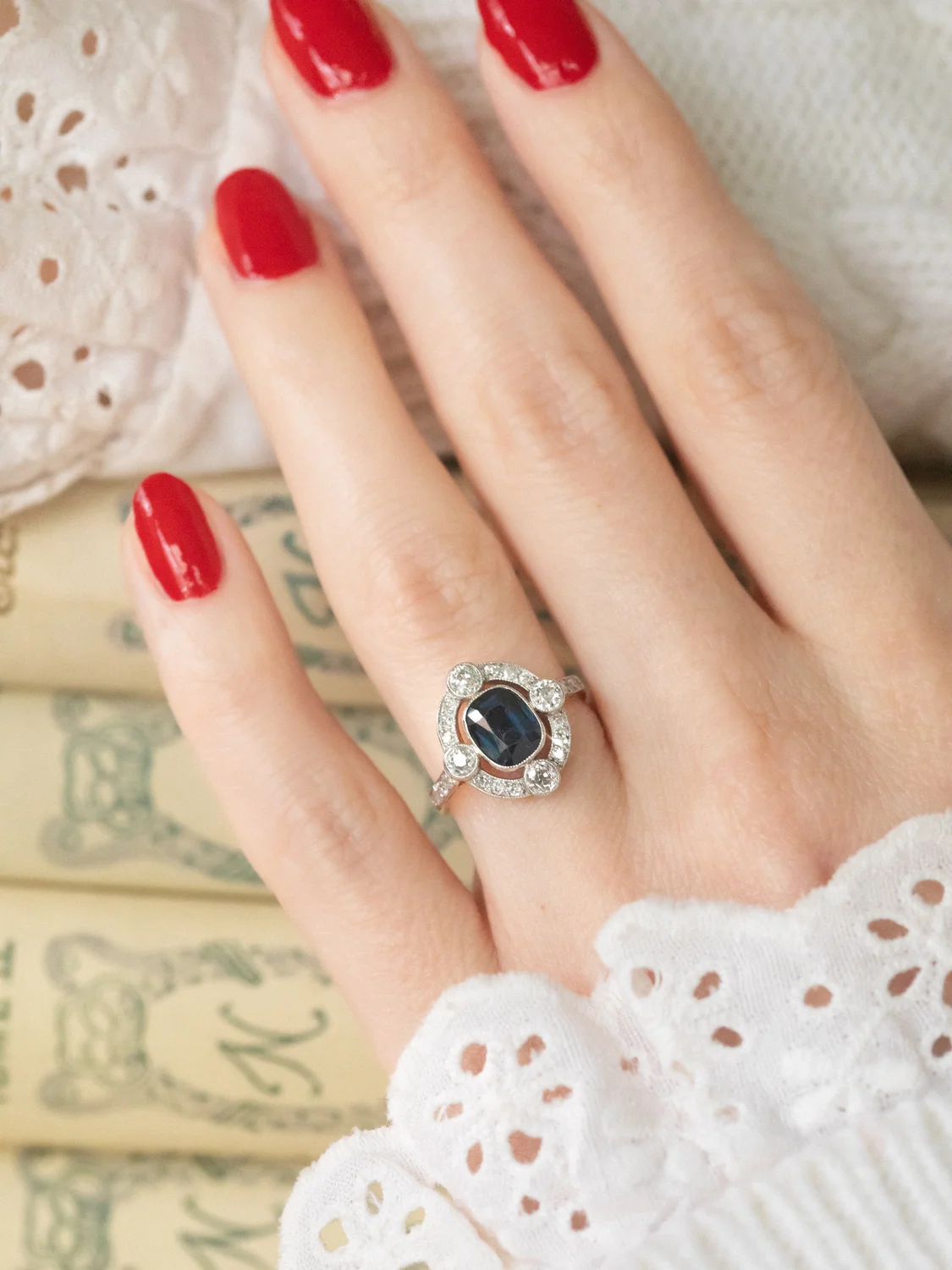 LA OPHÉLIA, sublime et mystérieuse bague Art Déco (circa 1920) en or 18 carats et platine, saphir de minuit & diamants 💫