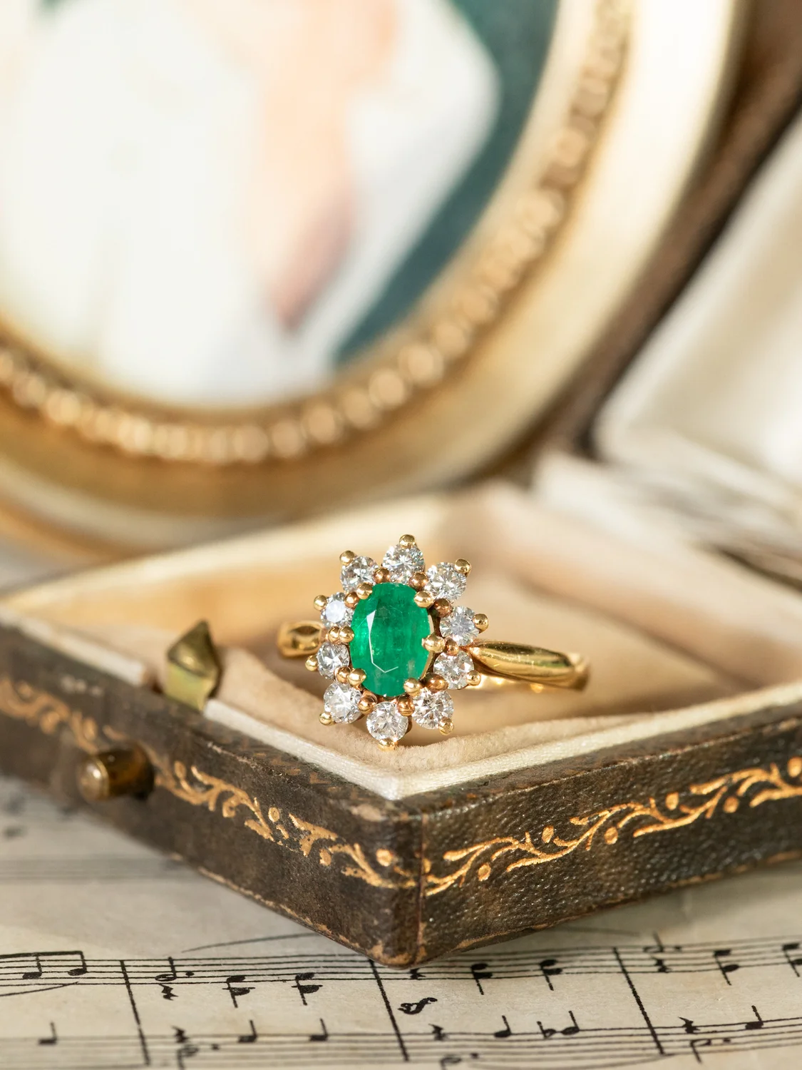 LA FAUSTINE, magnifique et fascinante bague Marguerite vintage en émeraude & entourage de diamants scintillants 💫