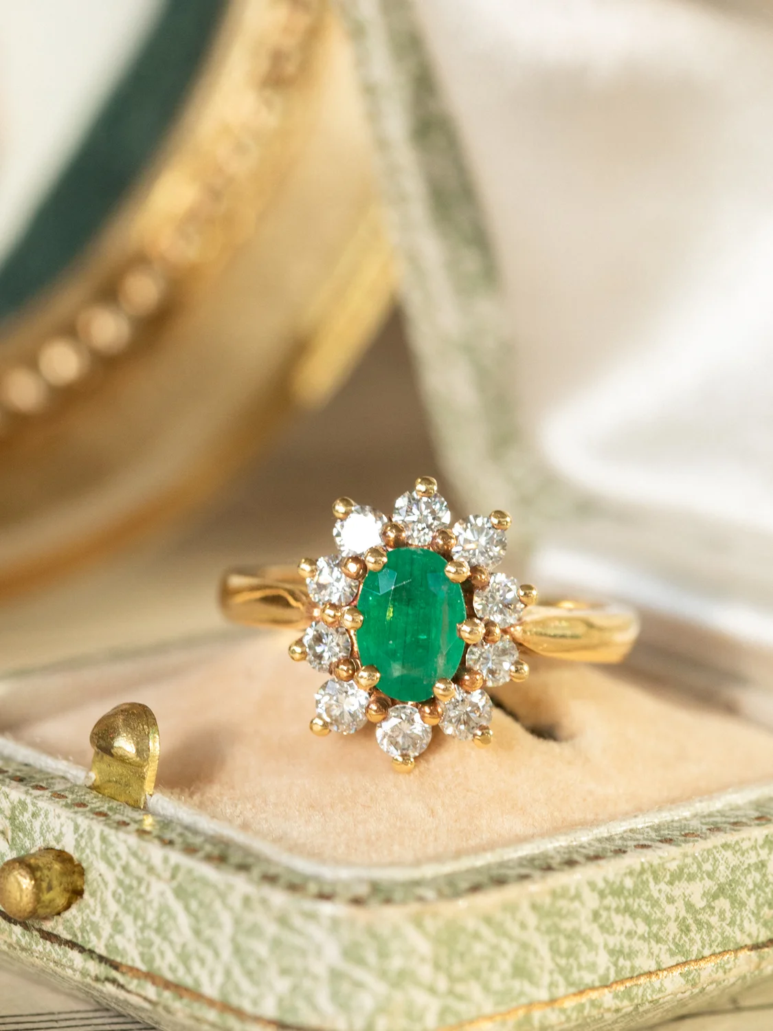 LA FAUSTINE, magnifique et fascinante bague Marguerite vintage en émeraude & entourage de diamants scintillants 💫