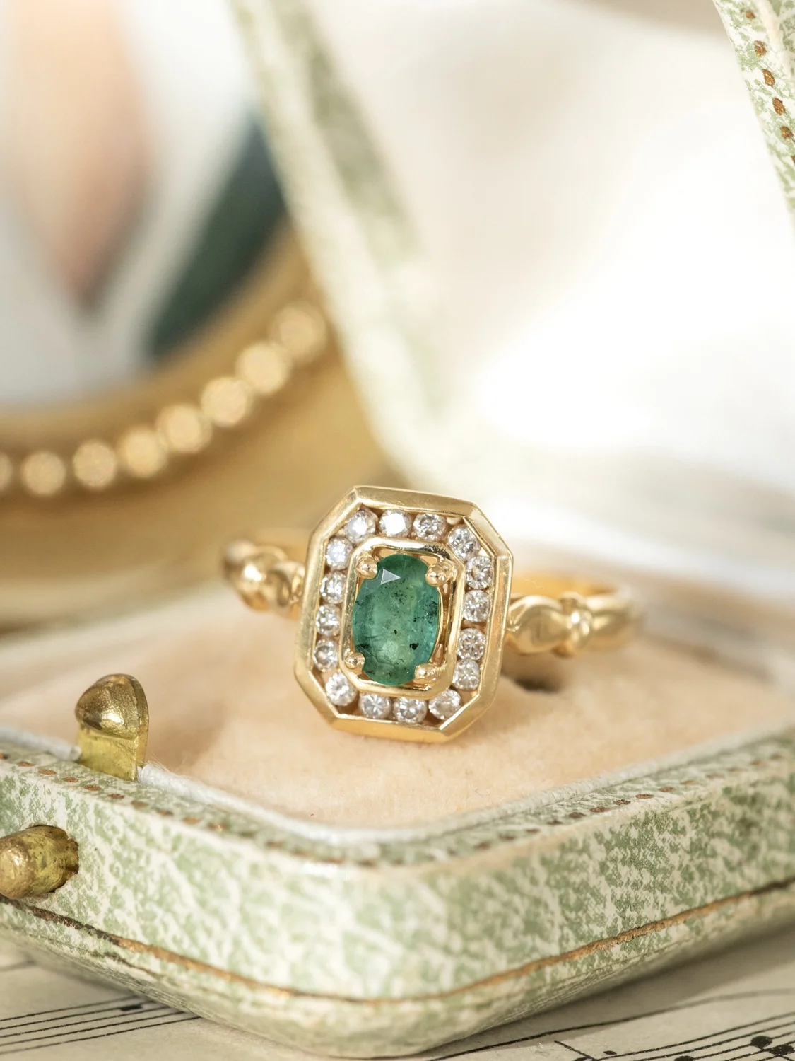 LA AVENTINE, magnifique bague octogonale de style Art Déco émeraude & diamants 💫
