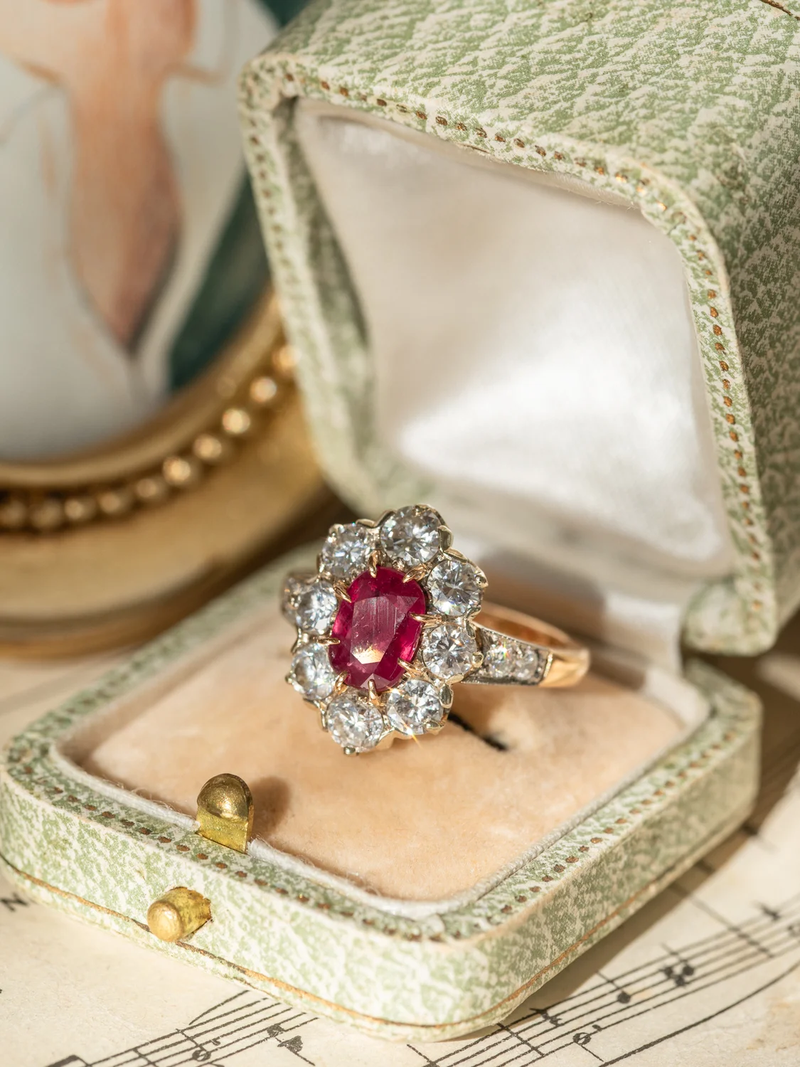 LA GALA, merveilleuse bague Pompadour ancienne en or 18 carats deux tons, rubis 1,40 carats et diamants scintillants ✨