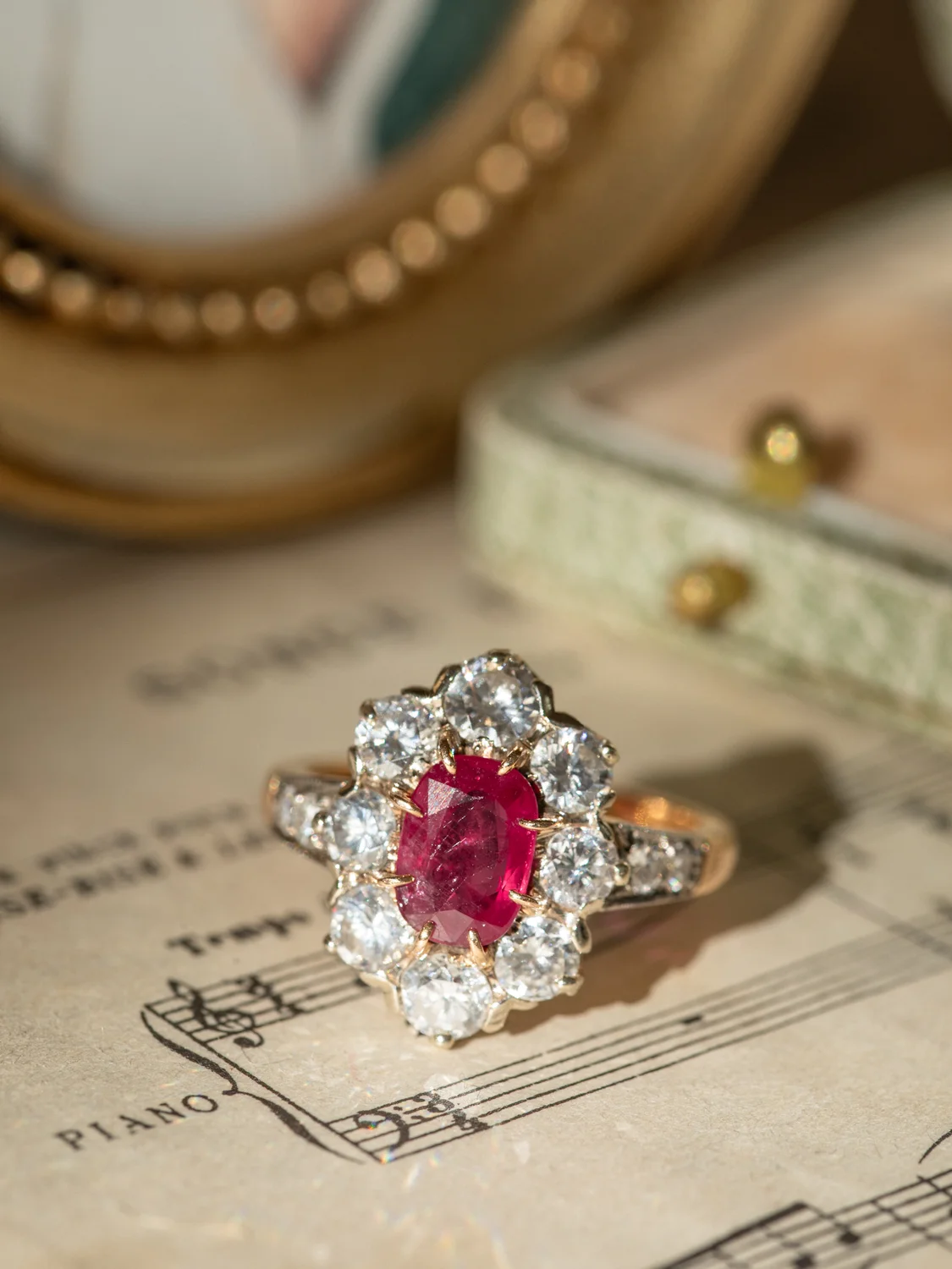 LA GALA, merveilleuse bague Pompadour ancienne en or 18 carats deux tons, rubis 1,40 carats et diamants scintillants ✨