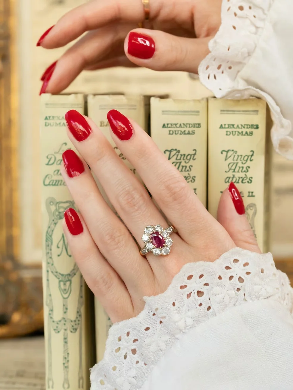 LA GALA, merveilleuse bague Pompadour ancienne en or 18 carats deux tons, rubis 1,40 carats et diamants scintillants ✨
