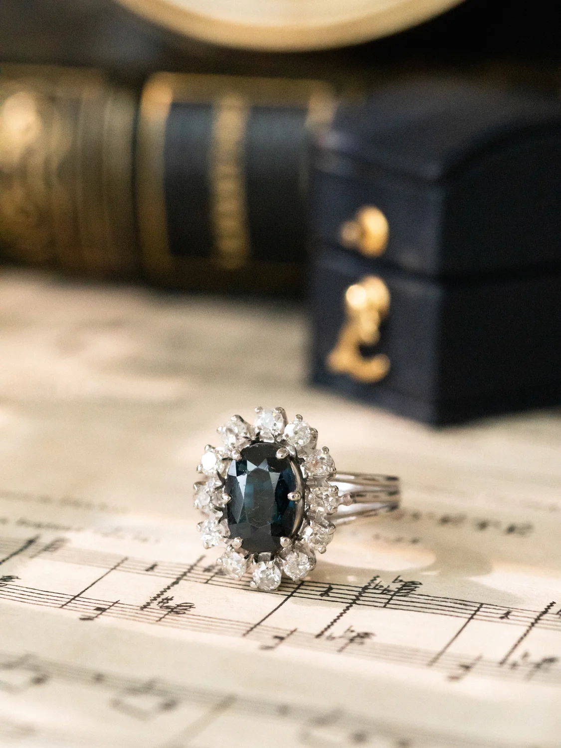 LA CASSANDRE, merveilleuse bague Pompadour (circa 1950) saphir de minuit & 12 diamants 💫