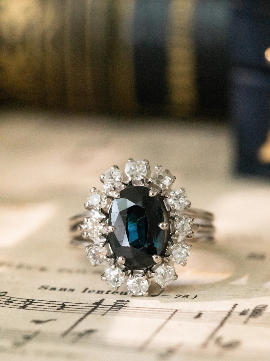 LA CASSANDRE, merveilleuse bague Pompadour (circa 1950) saphir de minuit & 12 diamants 💫