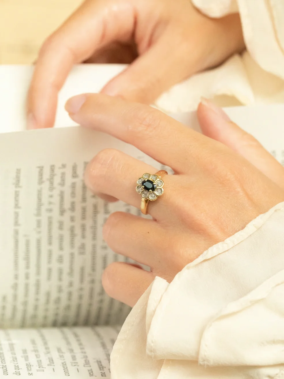 LA SUZANNE, splendide bague marguerite saphir de minuit & entourage diamants
