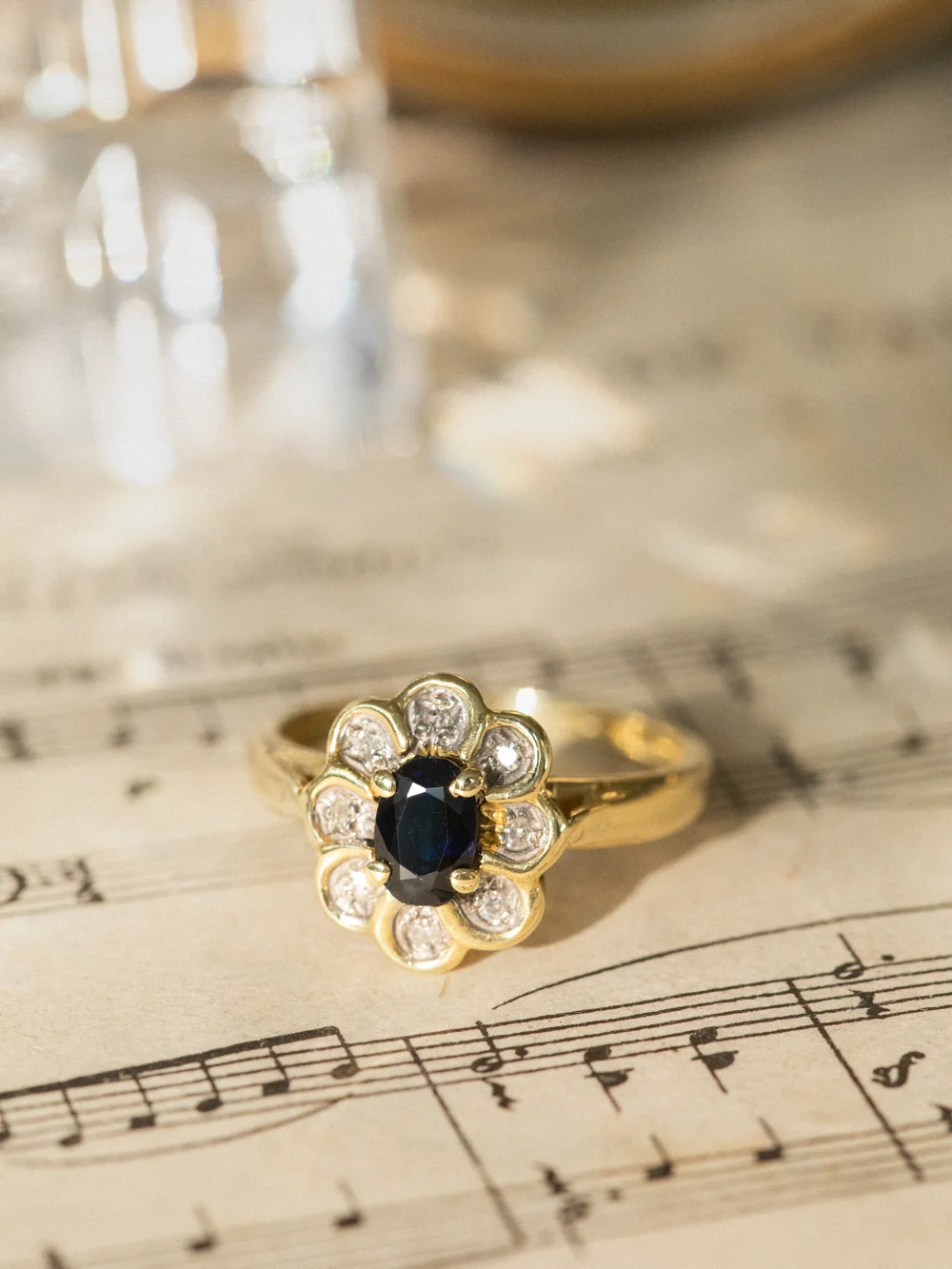 LA SUZANNE, splendide bague marguerite saphir de minuit & entourage diamants
