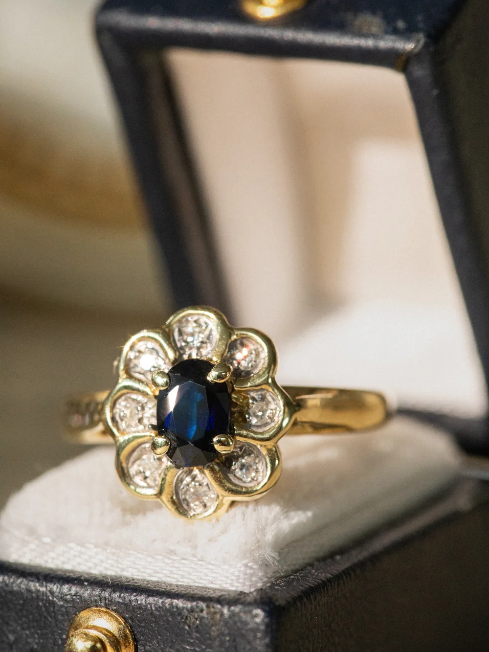 LA SUZANNE, splendide bague marguerite saphir de minuit & entourage diamants