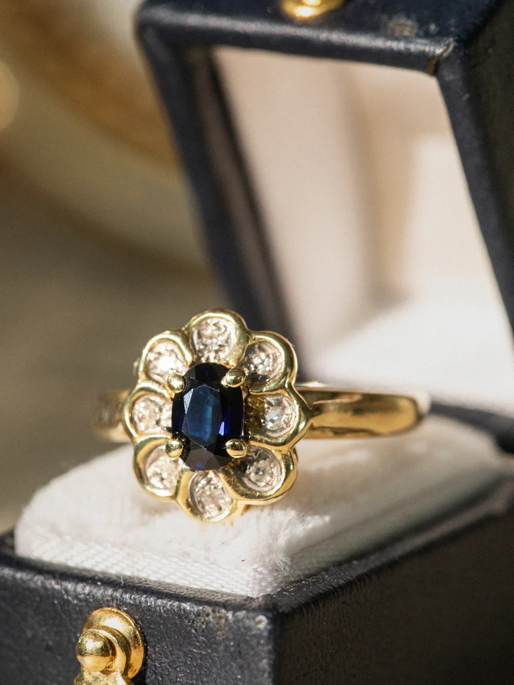 LA SUZANNE, splendide bague marguerite saphir de minuit & entourage diamants