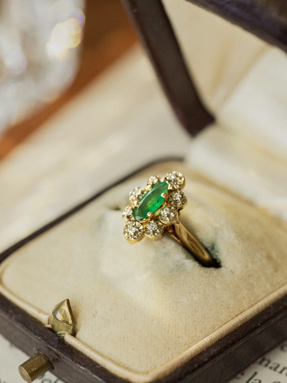 LA BÉATRIX, envoûtante bague marquise ornée d'une émeraude & de 8 diamants 💫