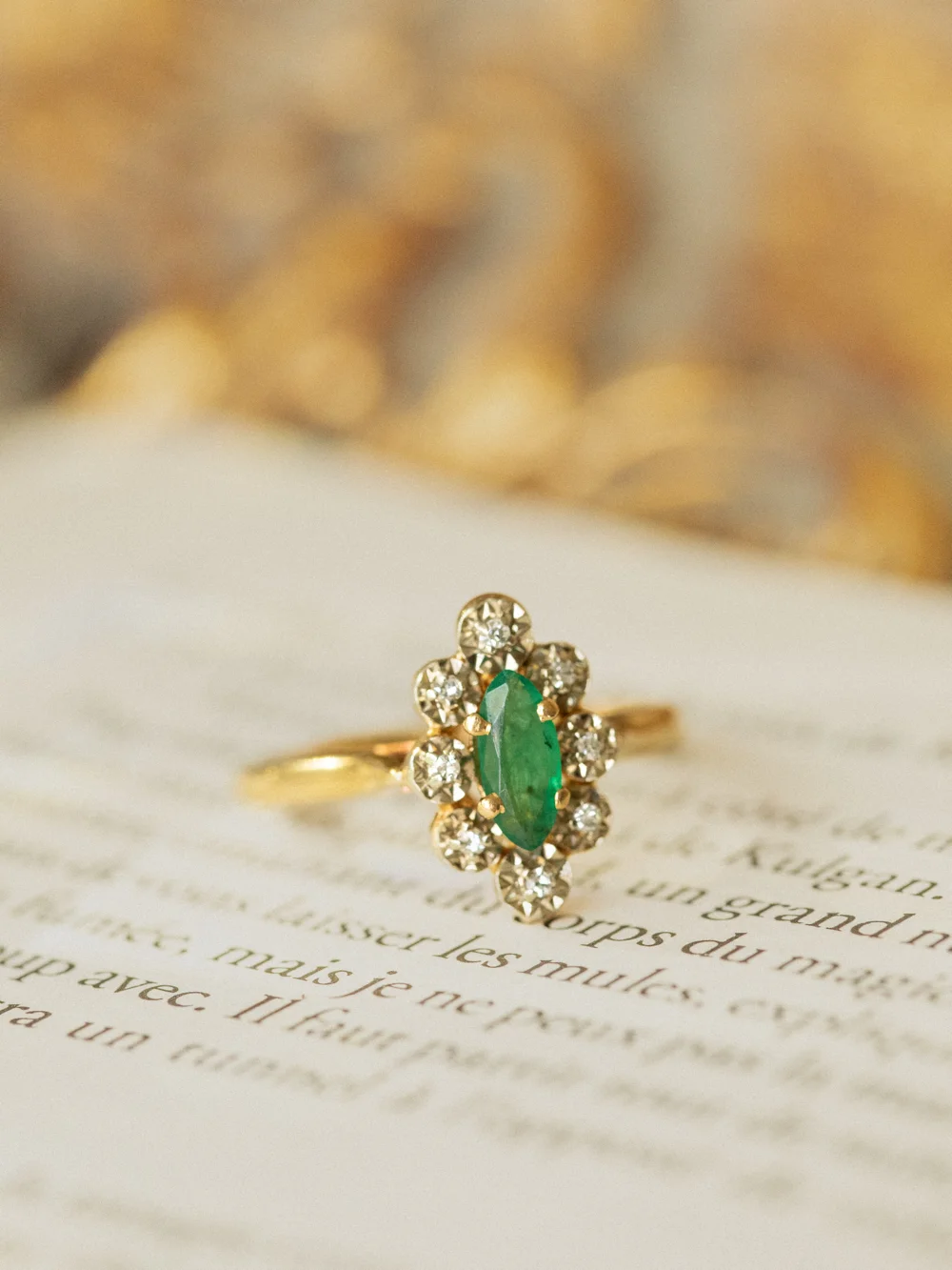 LA BÉATRIX, envoûtante bague marquise ornée d'une émeraude & de 8 diamants 💫