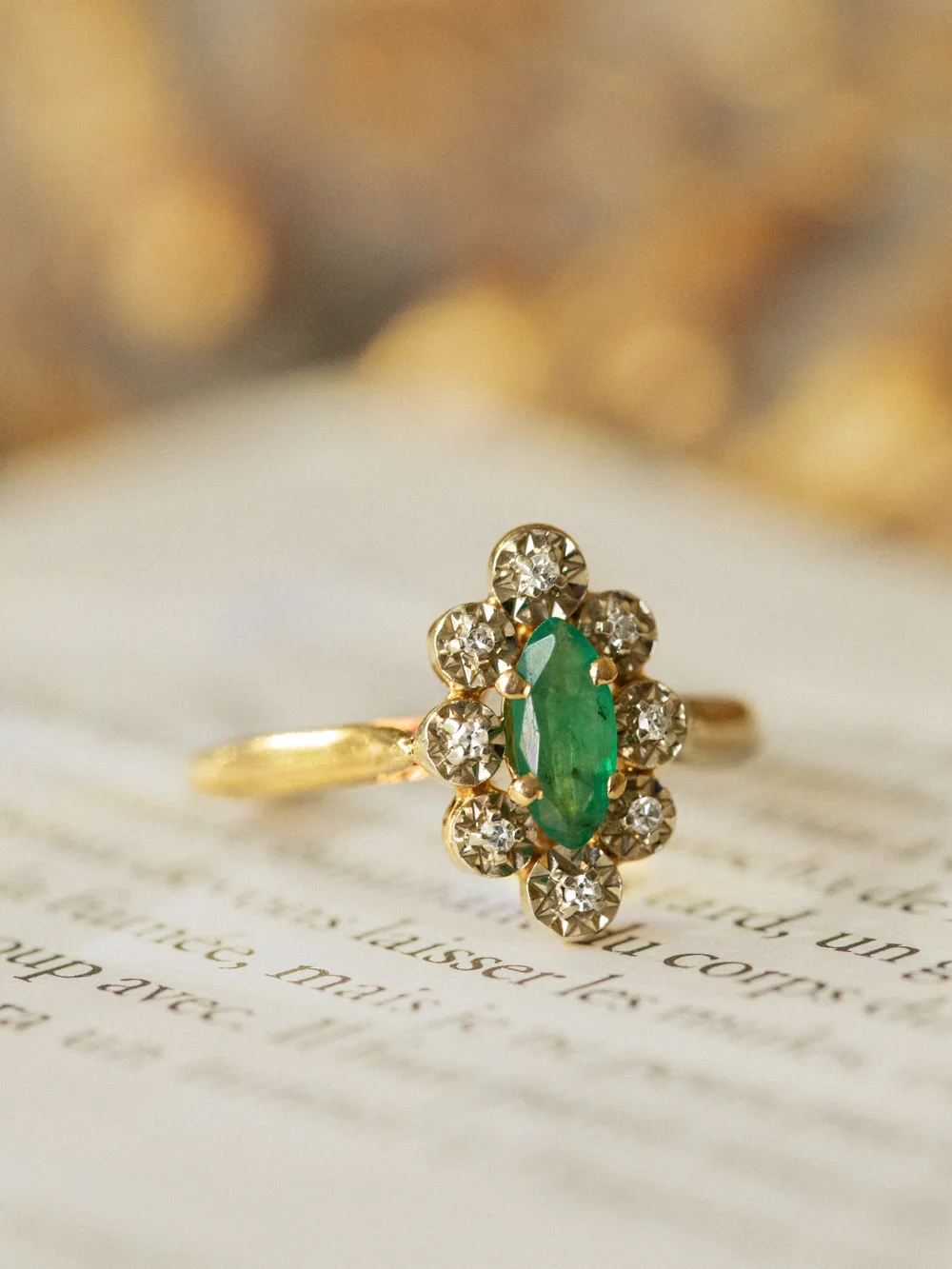 LA BÉATRIX, envoûtante bague marquise ornée d'une émeraude & de 8 diamants 💫
