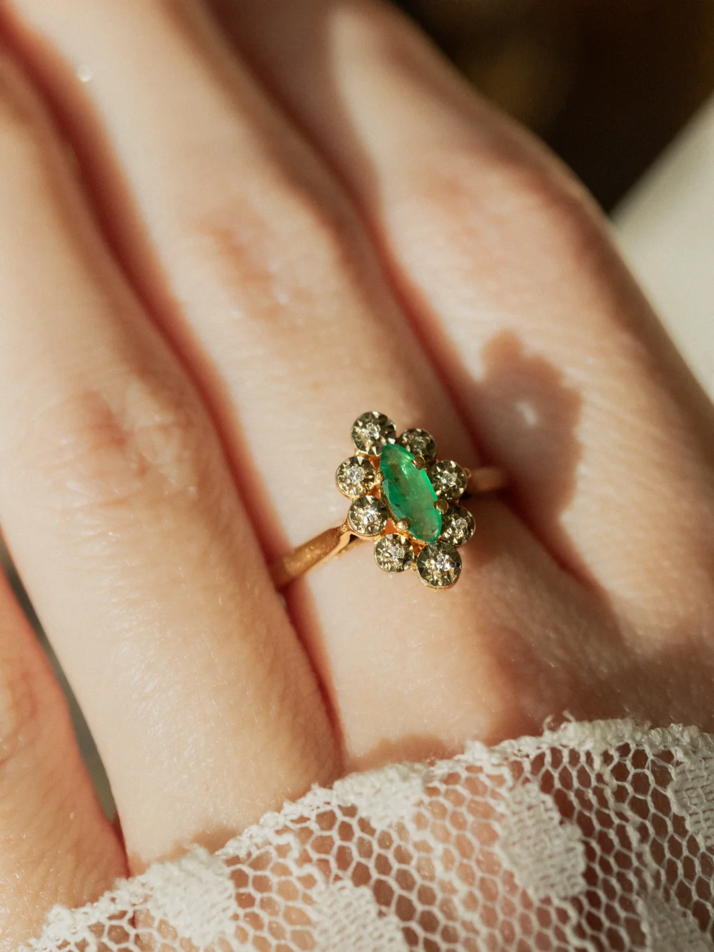 LA BÉATRIX, envoûtante bague marquise ornée d'une émeraude & de 8 diamants 💫