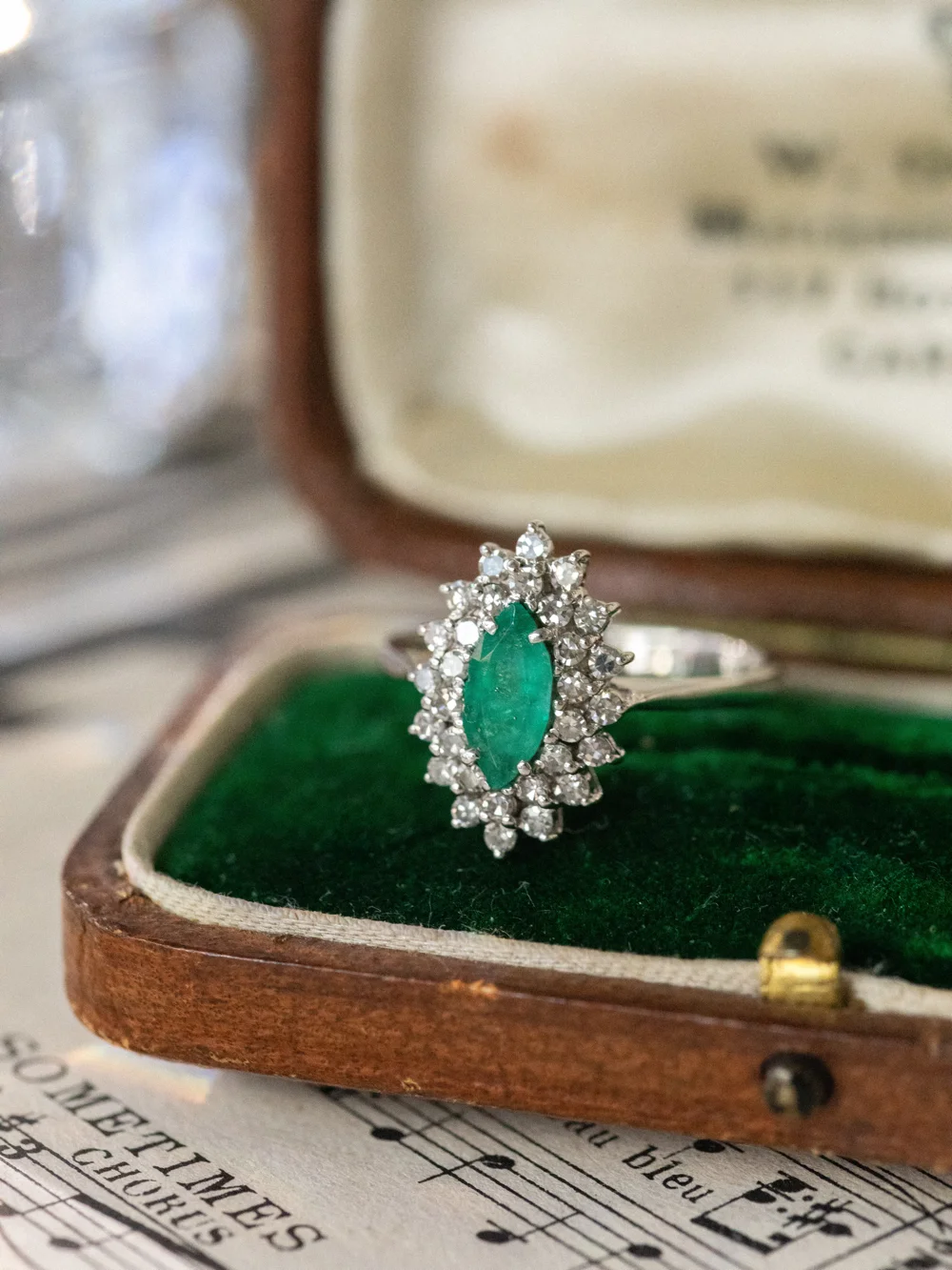 LA BÉRÉNICE, merveilleuse bague marquise émeraude & double entourage de 30 diamants 💍