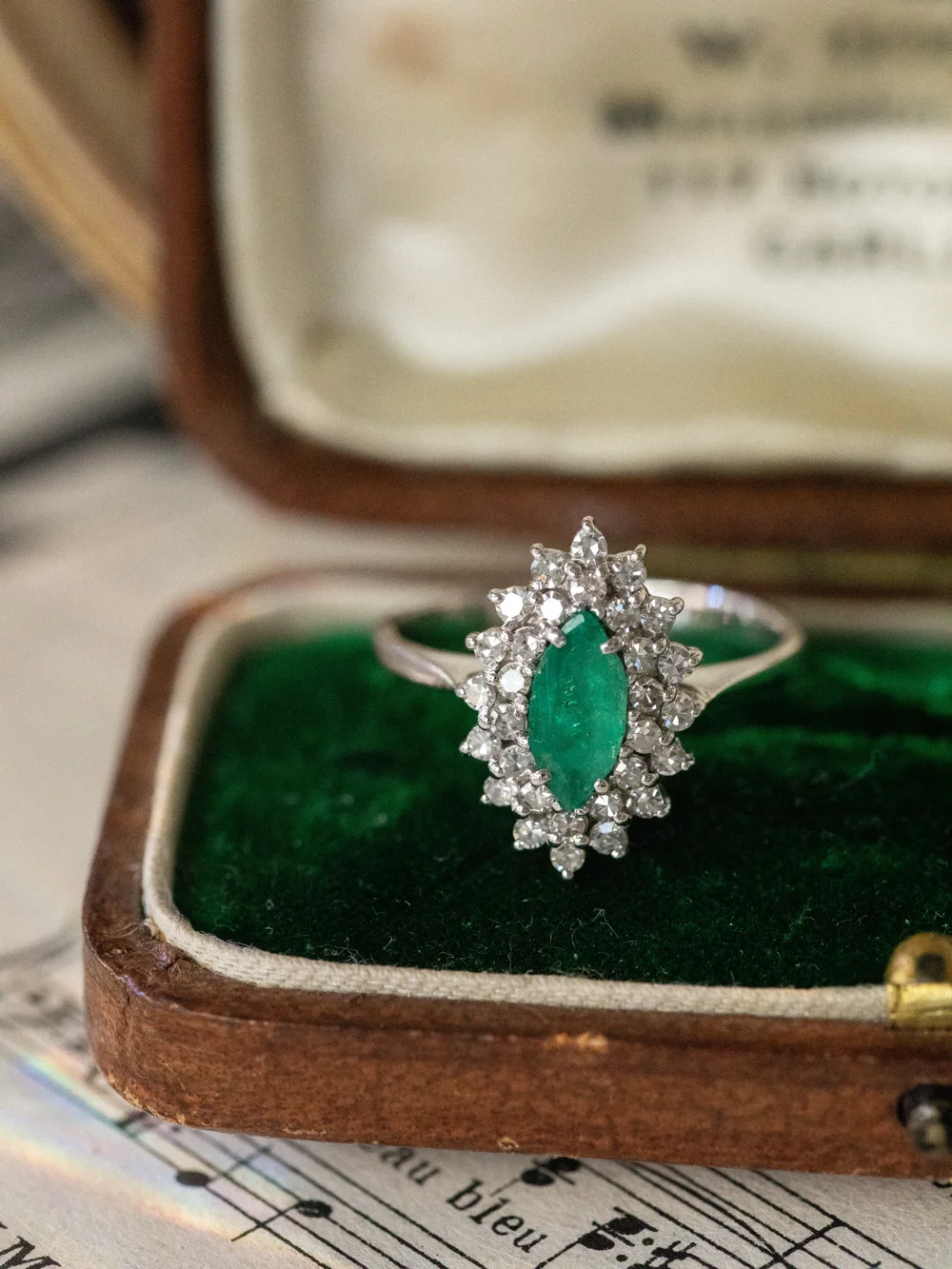 LA BÉRÉNICE, merveilleuse bague marquise émeraude & double entourage de 30 diamants 💍