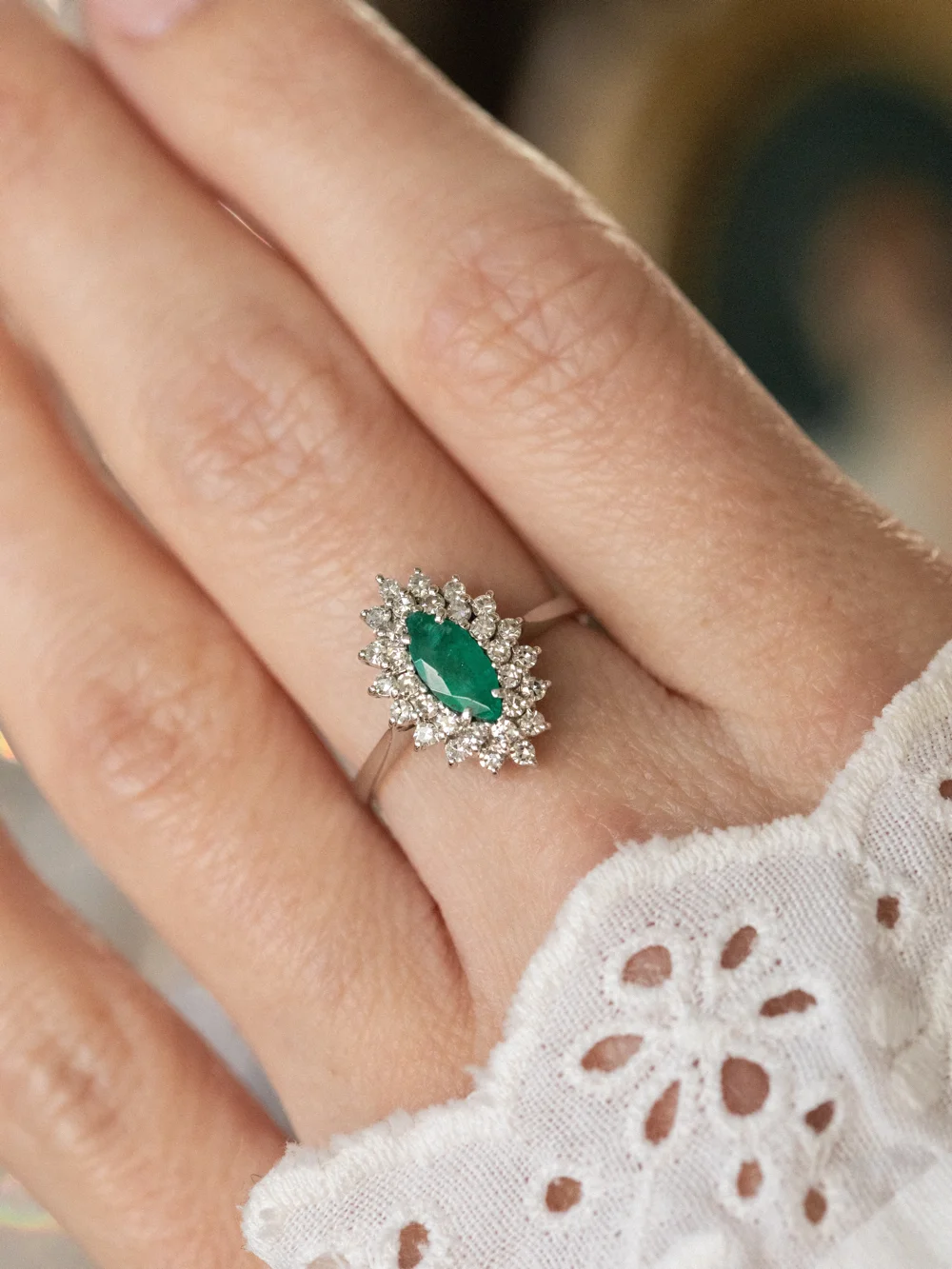 LA BÉRÉNICE, merveilleuse bague marquise émeraude & double entourage de 30 diamants 💍
