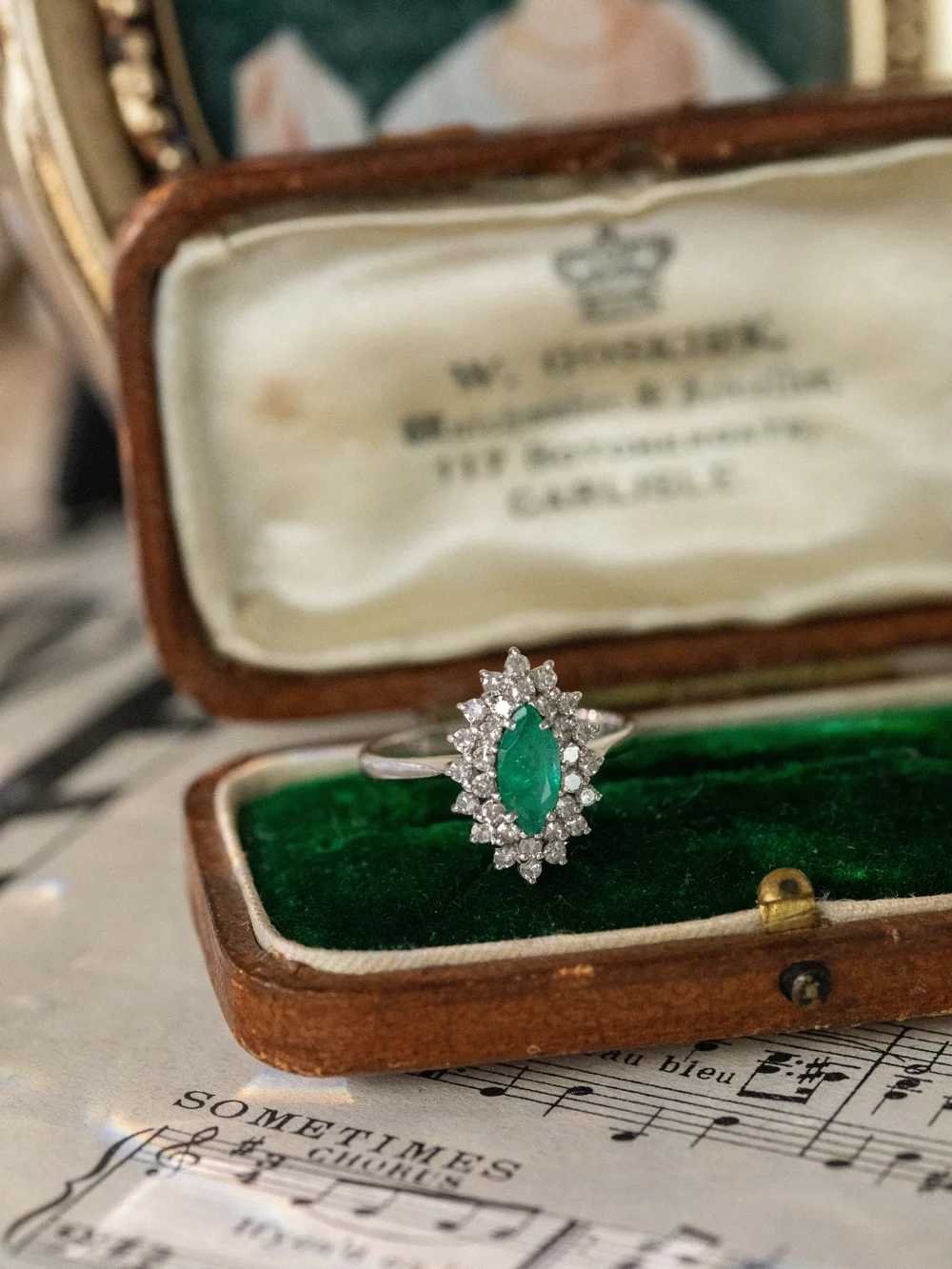 LA BÉRÉNICE, merveilleuse bague marquise émeraude & double entourage de 30 diamants 💍