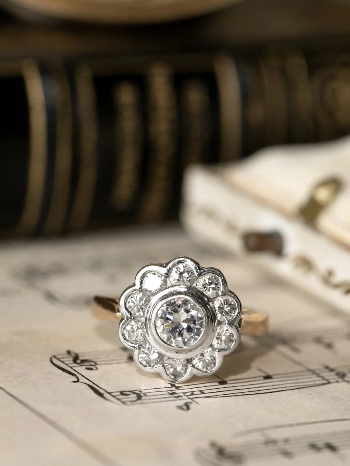 LA ROMY, merveilleuse bague Marguerite ancienne en or 18 carats deux tons & diamants étincelants ✨