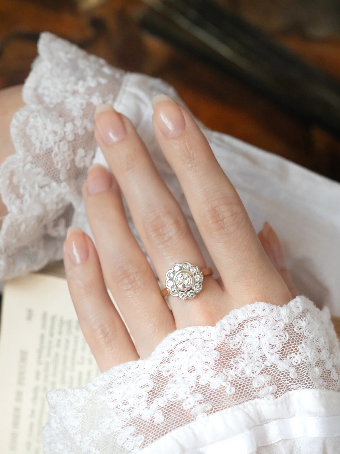 LA ROMY, merveilleuse bague Marguerite ancienne en or 18 carats deux tons & diamants étincelants ✨