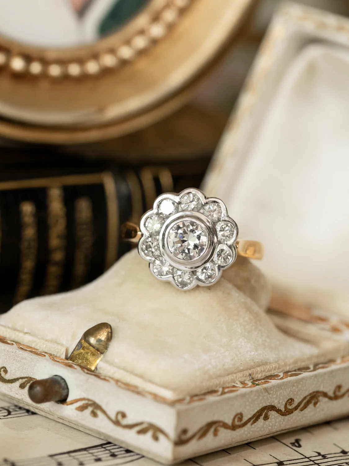 LA ROMY, merveilleuse bague Marguerite ancienne en or 18 carats deux tons & diamants étincelants ✨