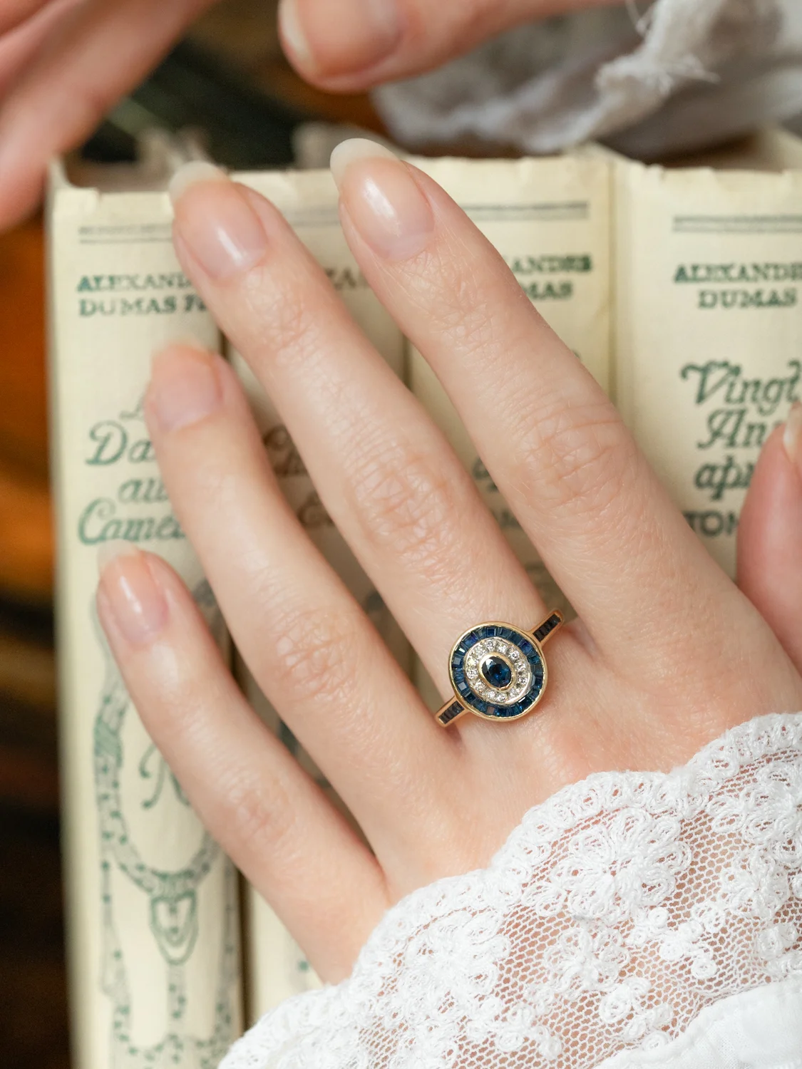 LA ESMÉ, magnifique bague vintage en or 18 carats deux tons, saphirs calibrés & diamants
