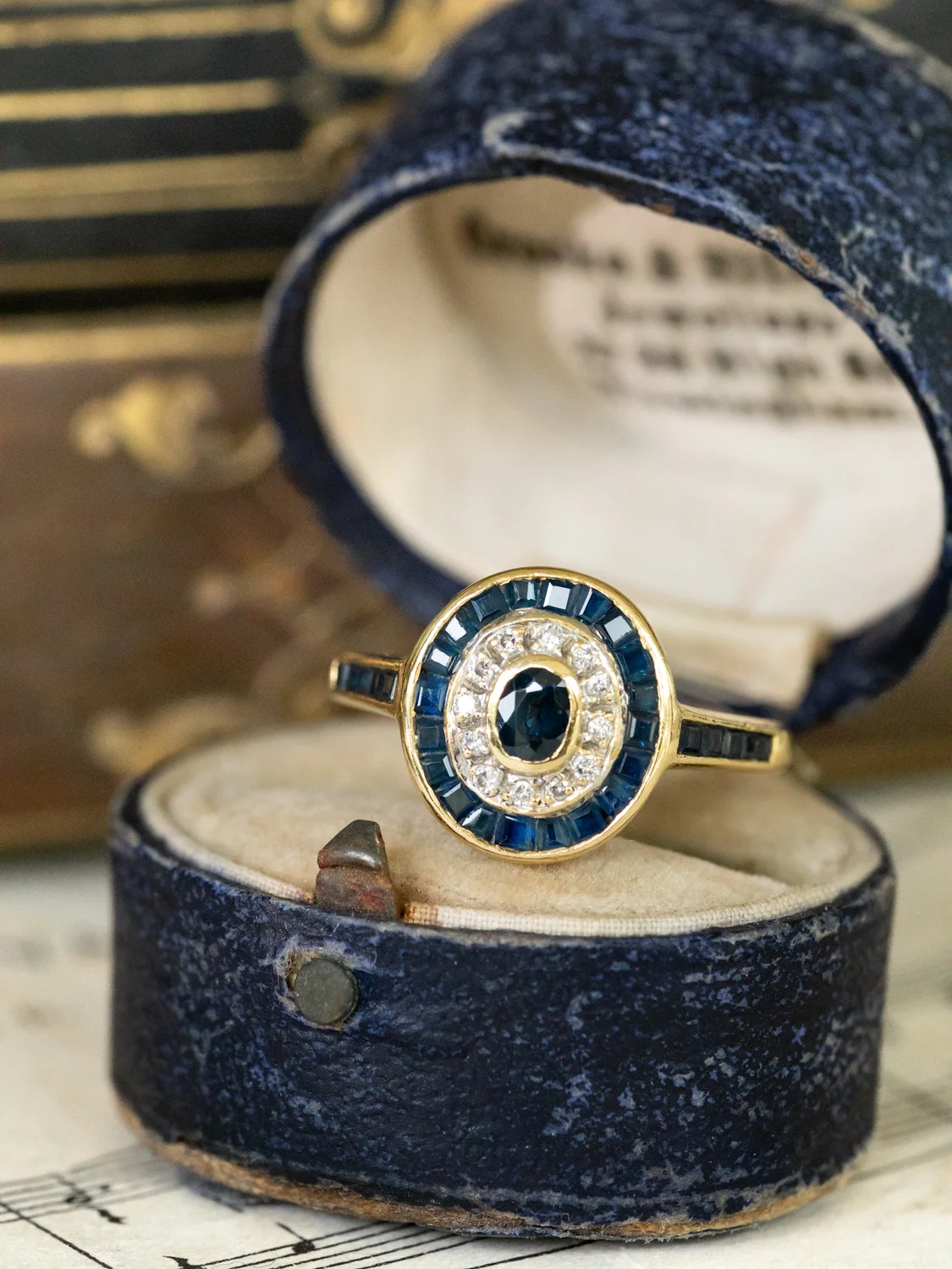 LA ESMÉ, magnifique bague vintage en or 18 carats deux tons, saphirs calibrés & diamants