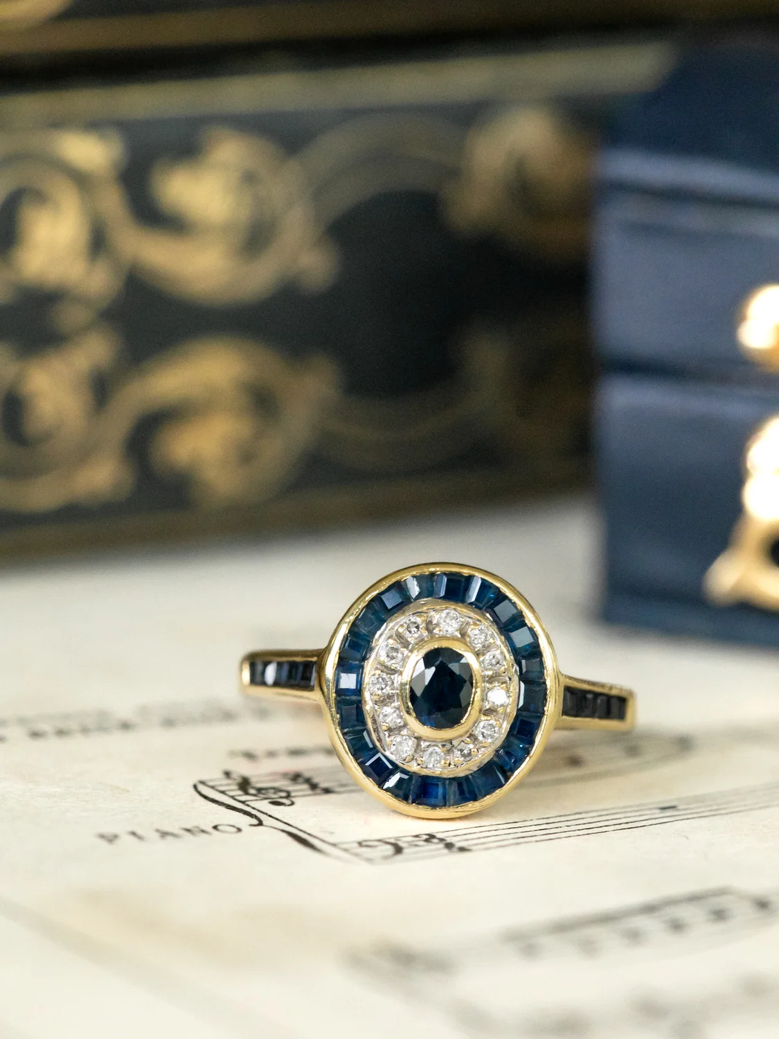 LA ESMÉ, magnifique bague vintage en or 18 carats deux tons, saphirs calibrés & diamants