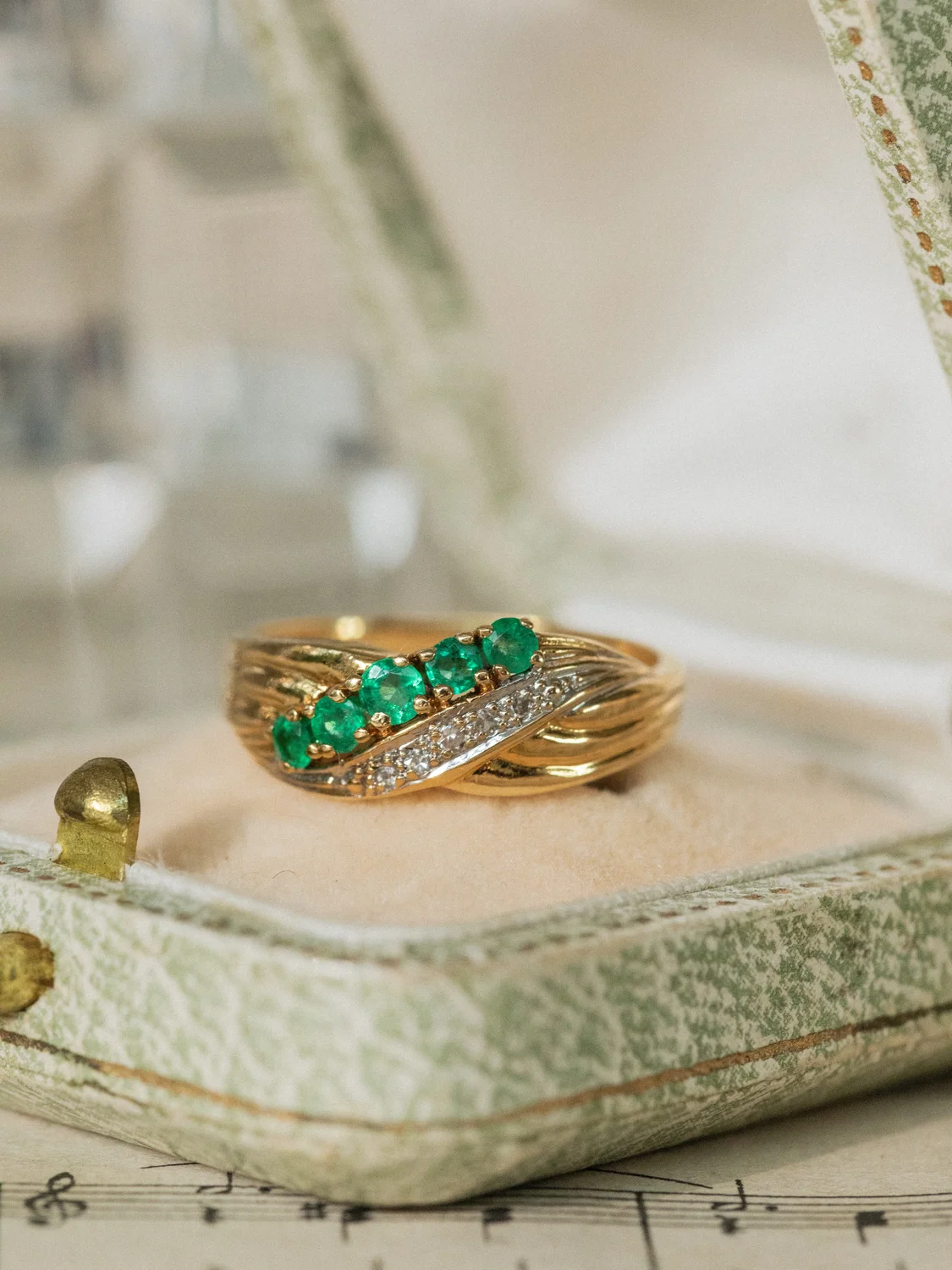 LA JORDANA , lumineuse bague deux rivières d'émeraudes & diamants 💫