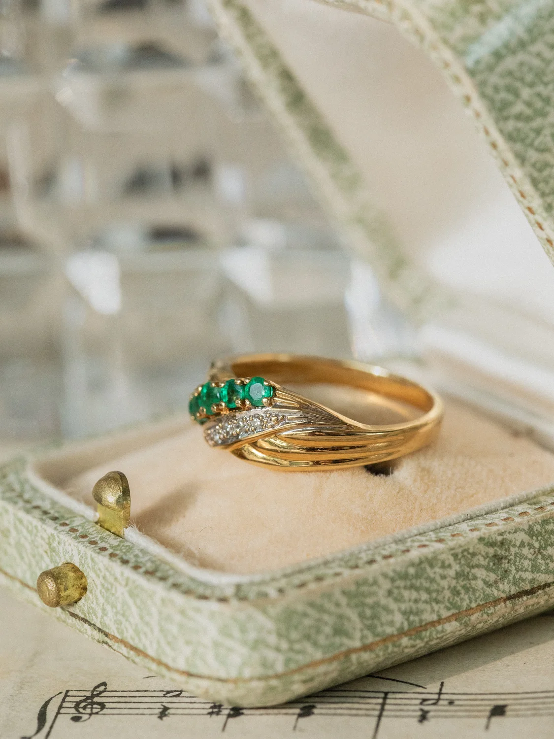 LA JORDANA , lumineuse bague deux rivières d'émeraudes & diamants 💫