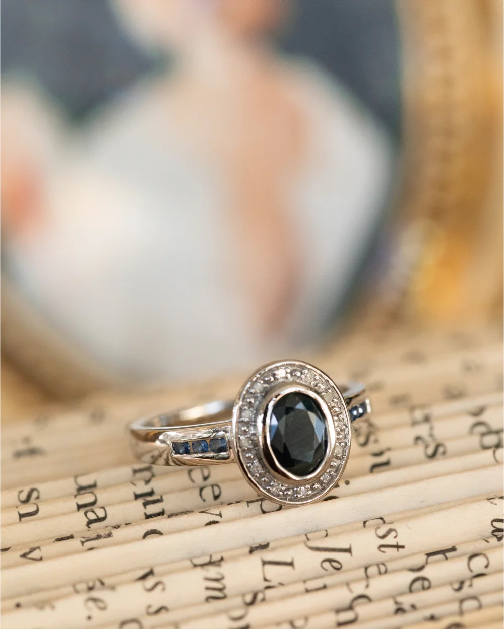 LA CLARA, sublime et intemporelle bague en or blanc, saphir en serti clos et entourage saphirs & diamants
