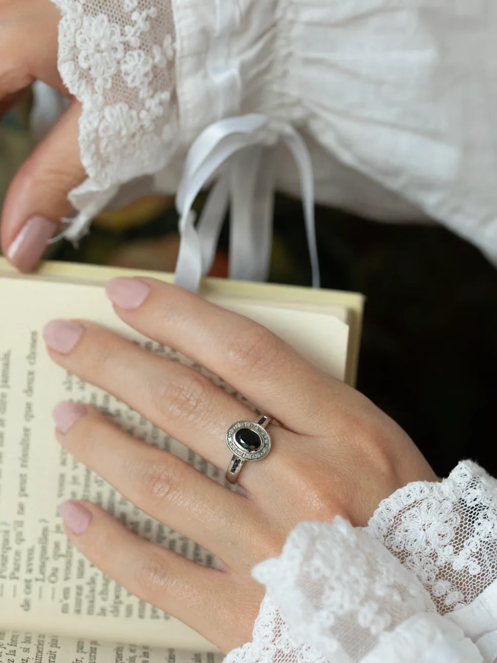 LA CLARA, sublime et intemporelle bague en or blanc, saphir en serti clos et entourage saphirs & diamants