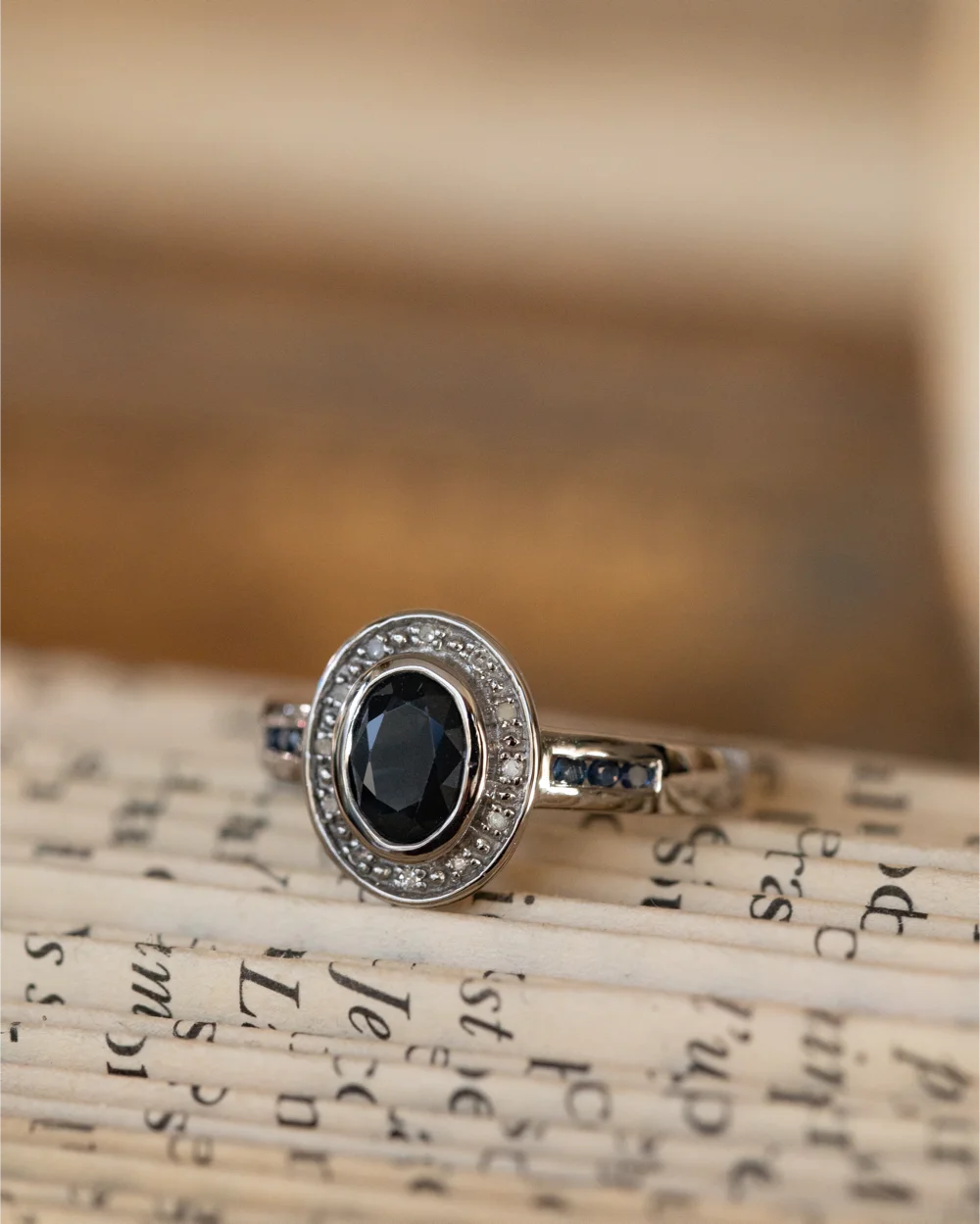 LA CLARA, sublime et intemporelle bague en or blanc, saphir en serti clos et entourage saphirs & diamants