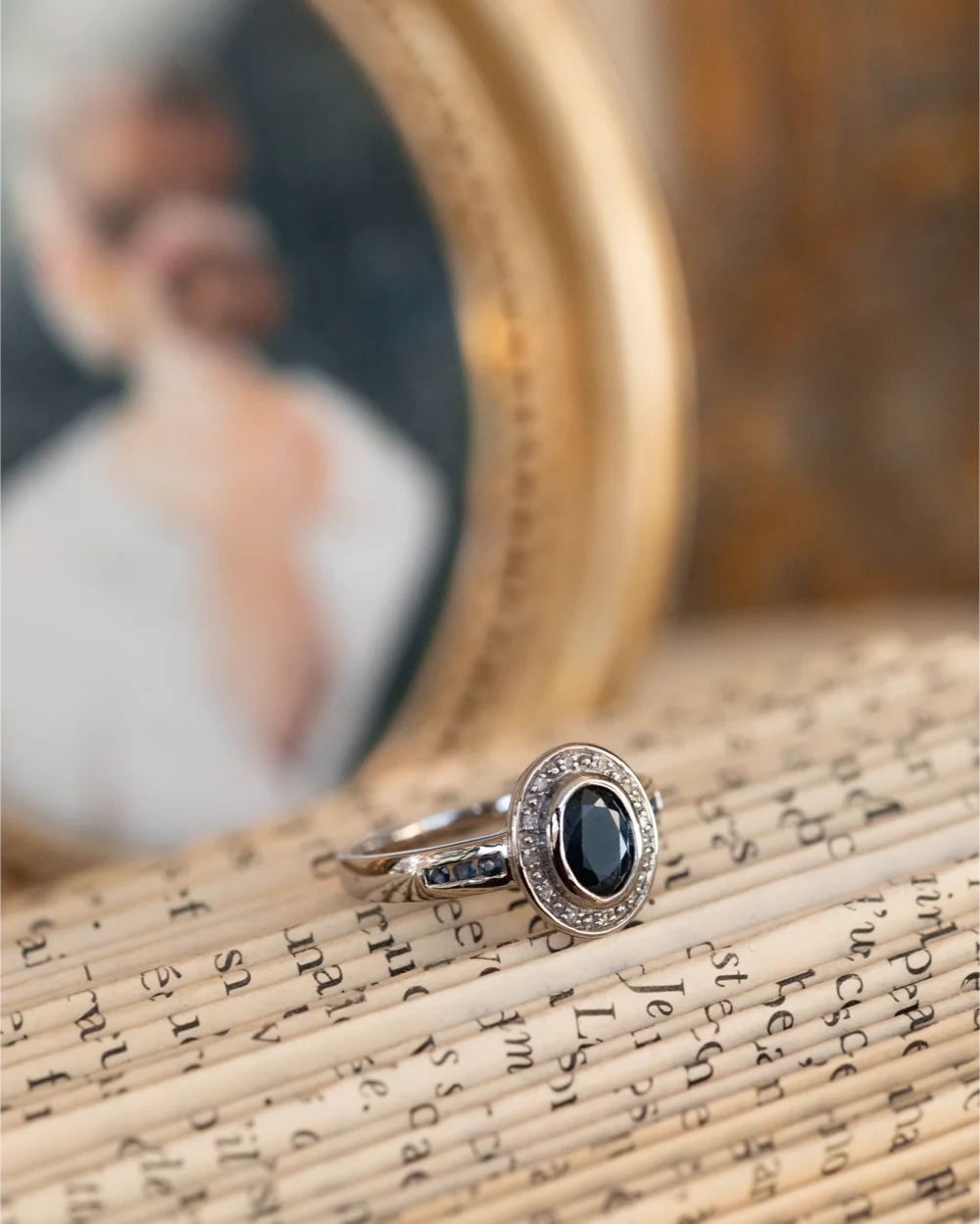 LA CLARA, sublime et intemporelle bague en or blanc, saphir en serti clos et entourage saphirs & diamants