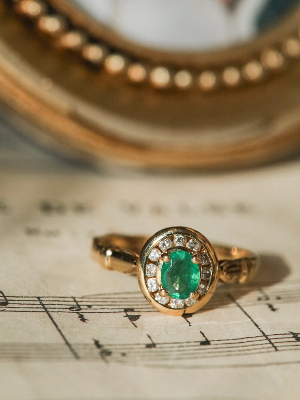 LA HONORINE, splendide bague émeraude & entourage diamants 💫