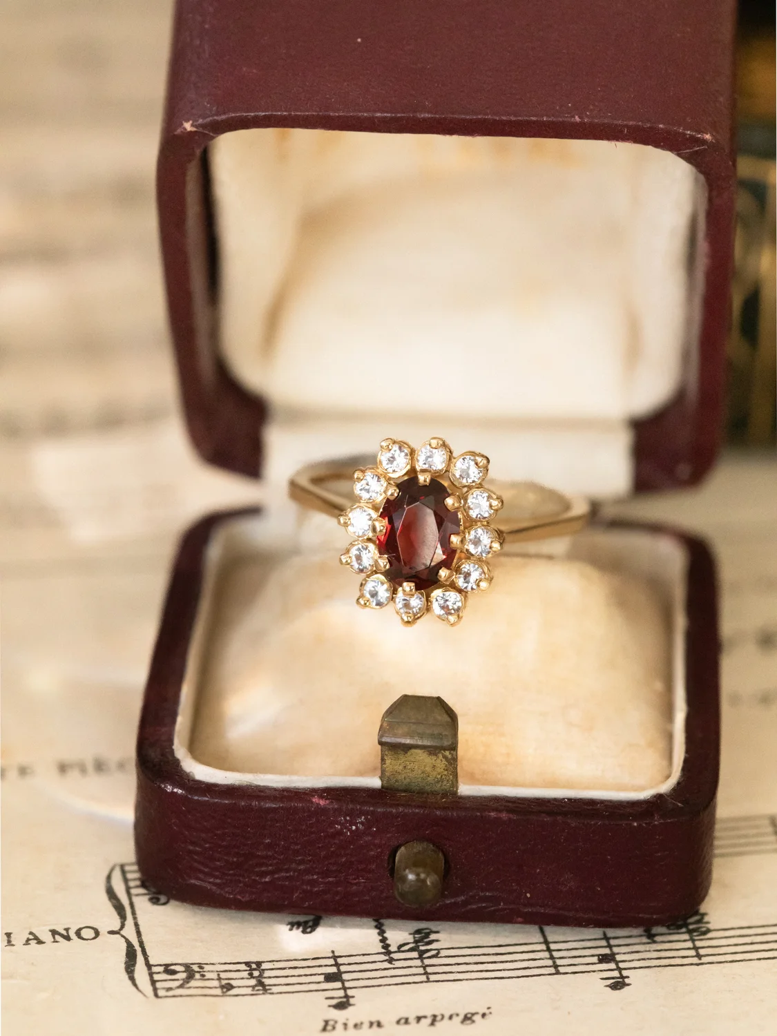 LA CLARISSA, sublime bague Marguerite grenat & oxydes 💫