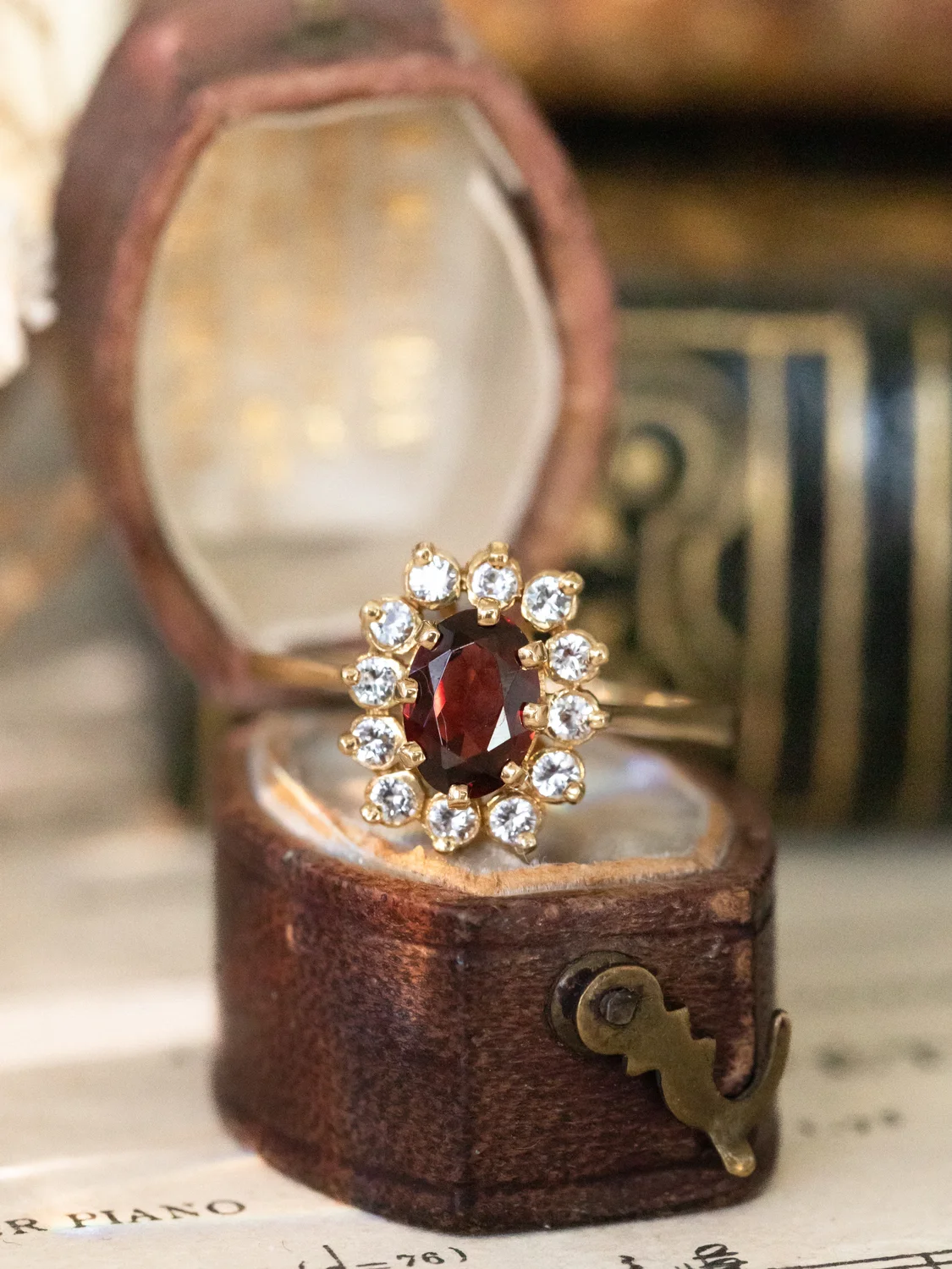 LA CLARISSA, sublime bague Marguerite grenat & oxydes 💫