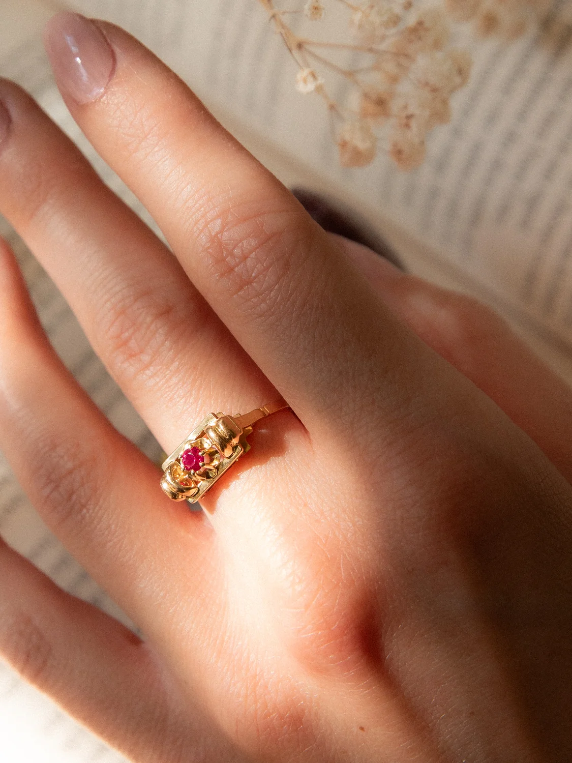 LA HÉLÈNE, élégante bague pont 1940 ornée d'un rubis