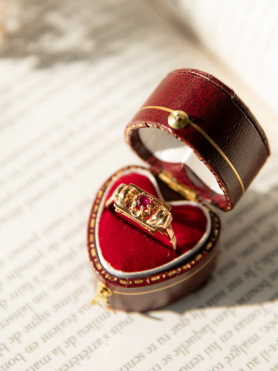 LA HÉLÈNE, élégante bague pont 1940 ornée d'un rubis