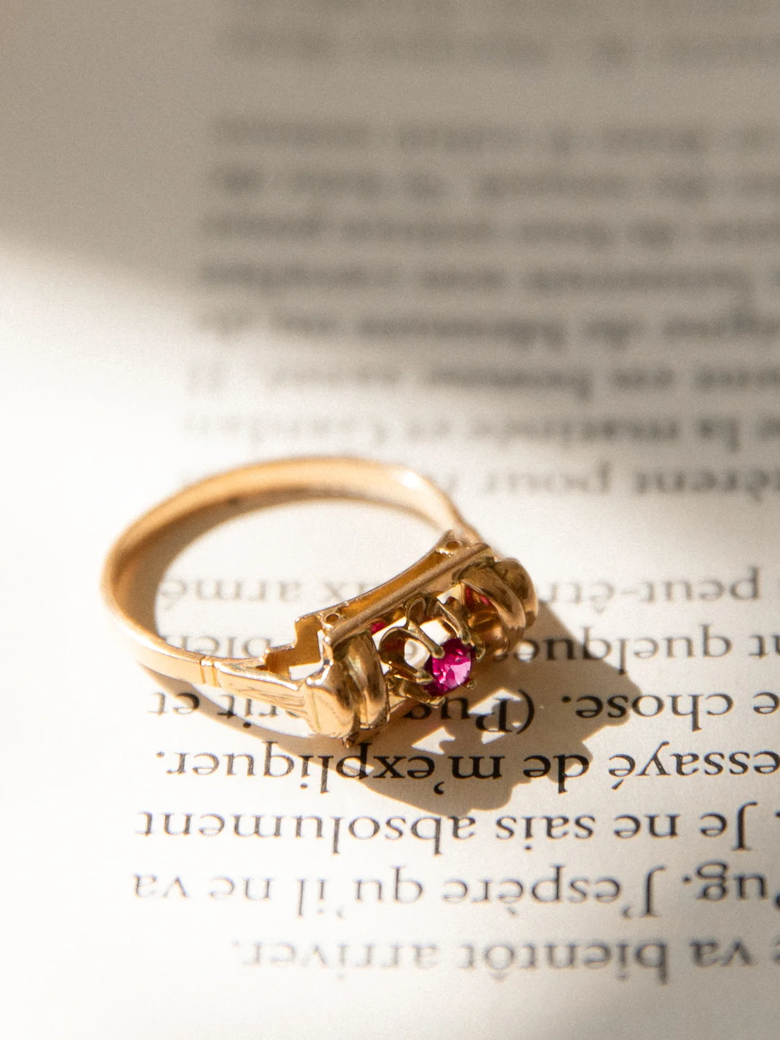 LA HÉLÈNE, élégante bague pont 1940 ornée d'un rubis